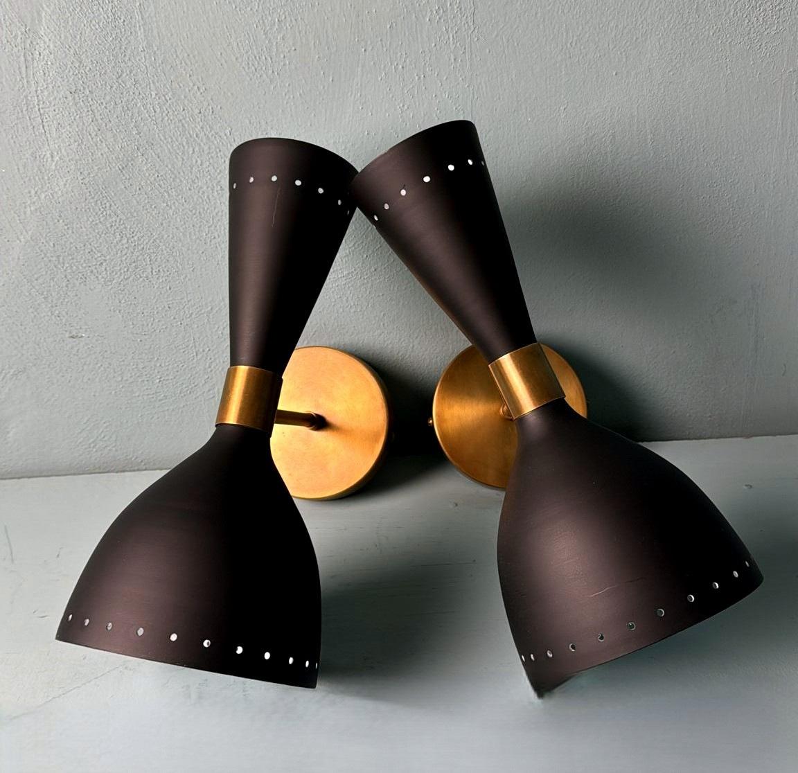 Stilnovo Stil  Paar italienische Wandleuchter aus schwarzem Metall und Messing (Moderne der Mitte des Jahrhunderts) im Angebot