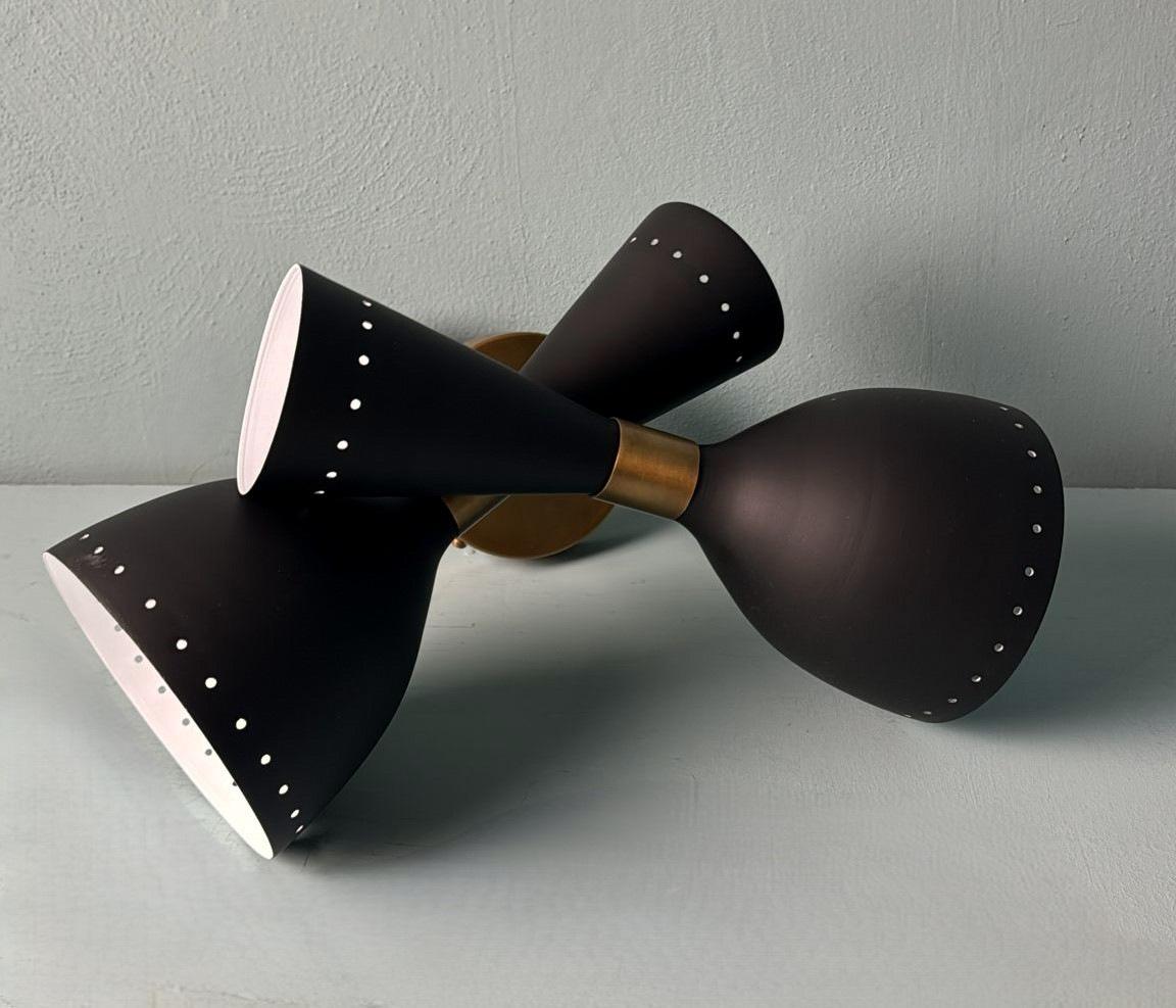 Stilnovo Stil  Paar italienische Wandleuchter aus schwarzem Metall und Messing im Zustand „Gut“ im Angebot in Prato, Tuscany