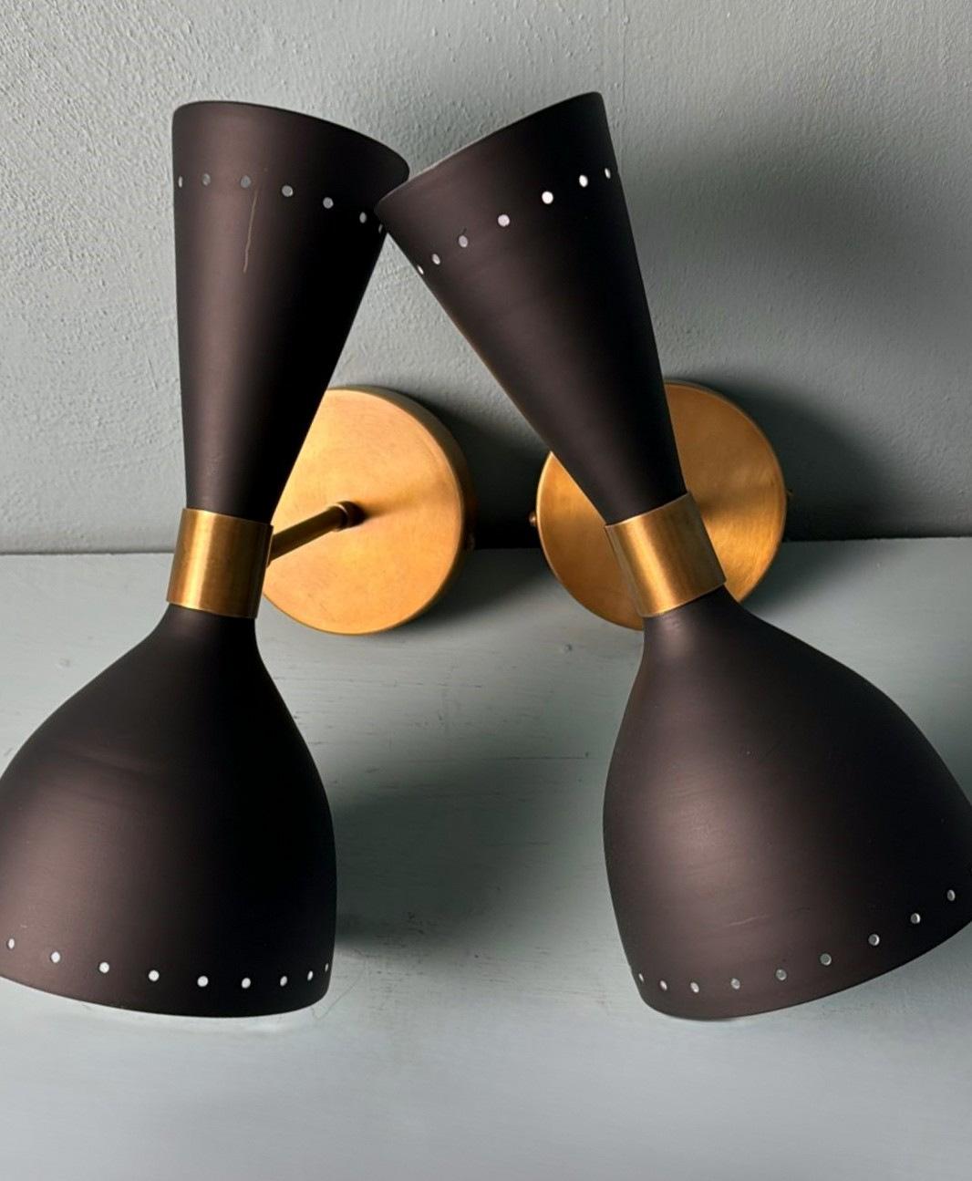 Stilnovo Stil  Paar italienische Wandleuchter aus schwarzem Metall und Messing (21. Jahrhundert und zeitgenössisch) im Angebot