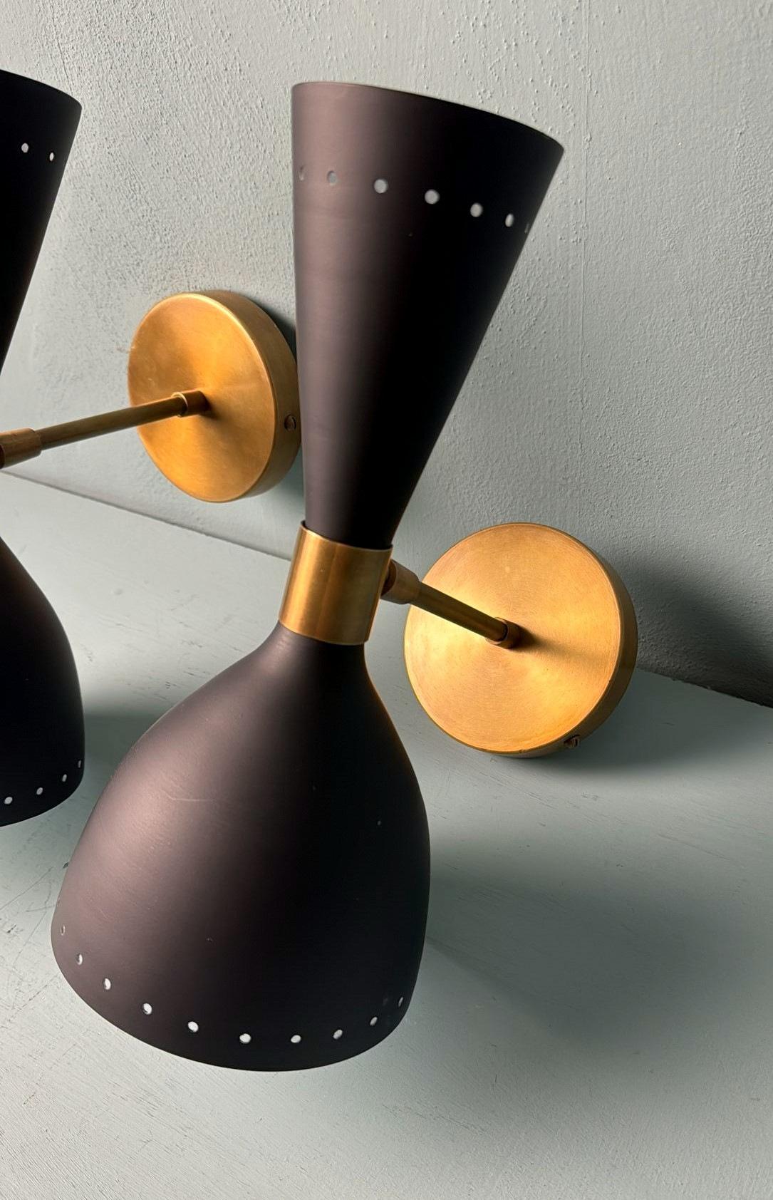Stilnovo Stil  Paar italienische Wandleuchter aus schwarzem Metall und Messing im Angebot 2