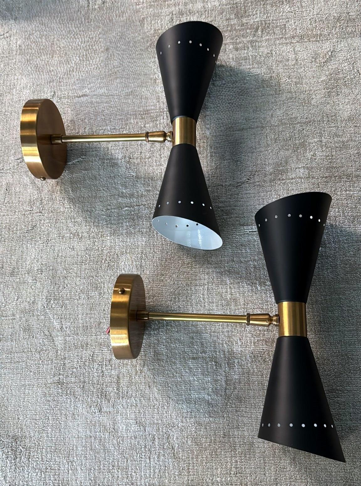 Painted Stilnovo Style Pair Of Italian Wall Lights In Lacquered Metal And Brass For Sale