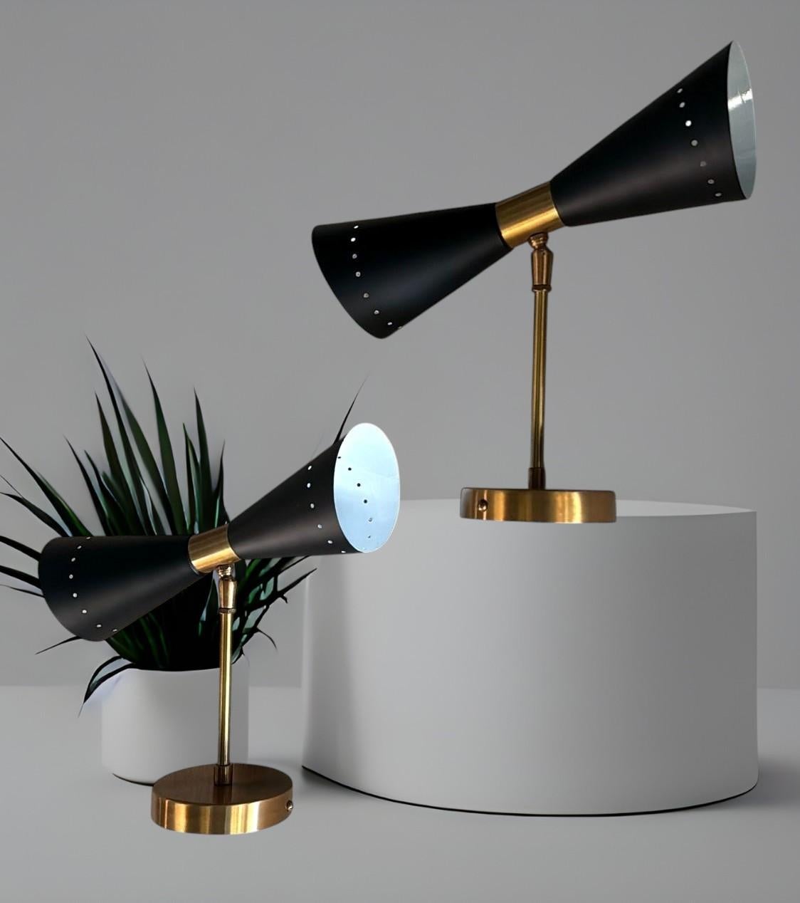 Stilnovo Style Pair Of Italian Wall Lights In Lacquered Metal And Brass In Good Condition For Sale In Prato, Tuscany