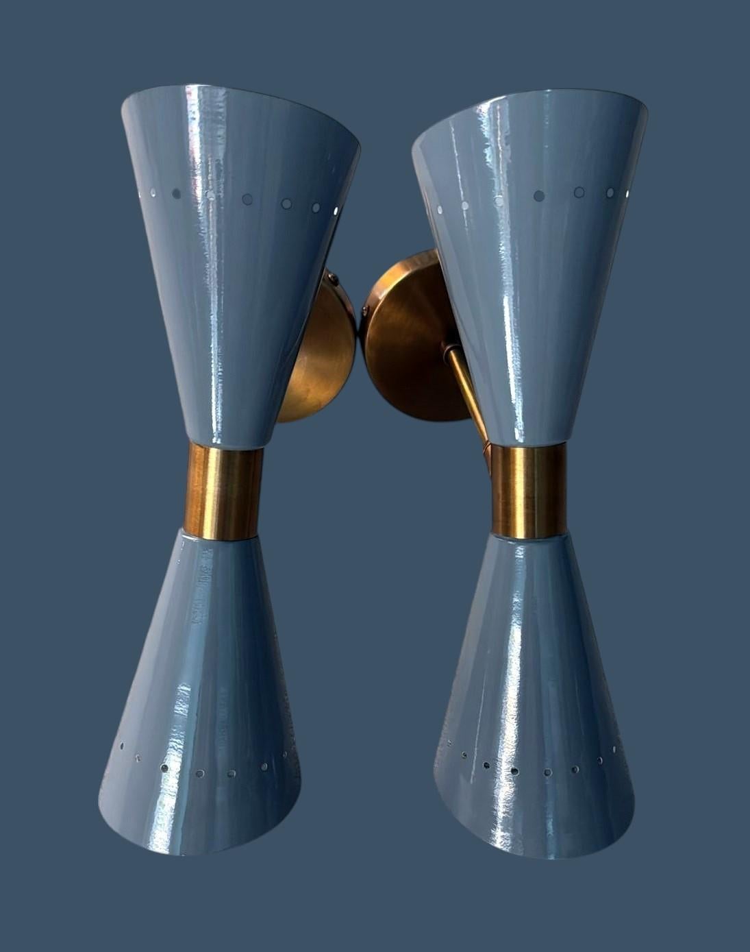 Stilnovo Style Pair Of Italian Wall Sconces In Painted Metal And Brass In Good Condition For Sale In Prato, Tuscany