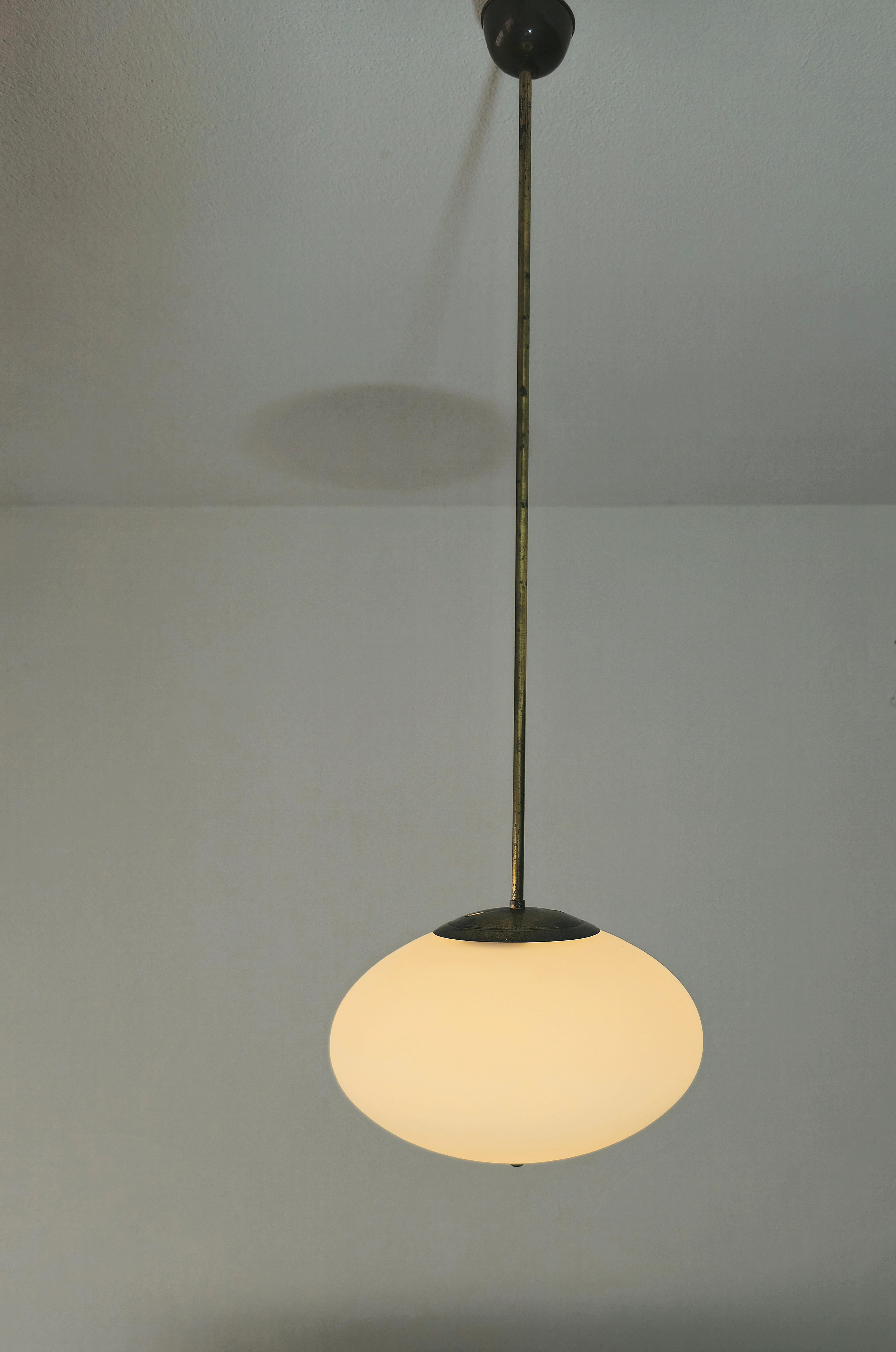 Stilnovo-Pendelleuchte aus Messing und Opalglas, Italien 1955er Jahre, Mid-Century im Angebot 4
