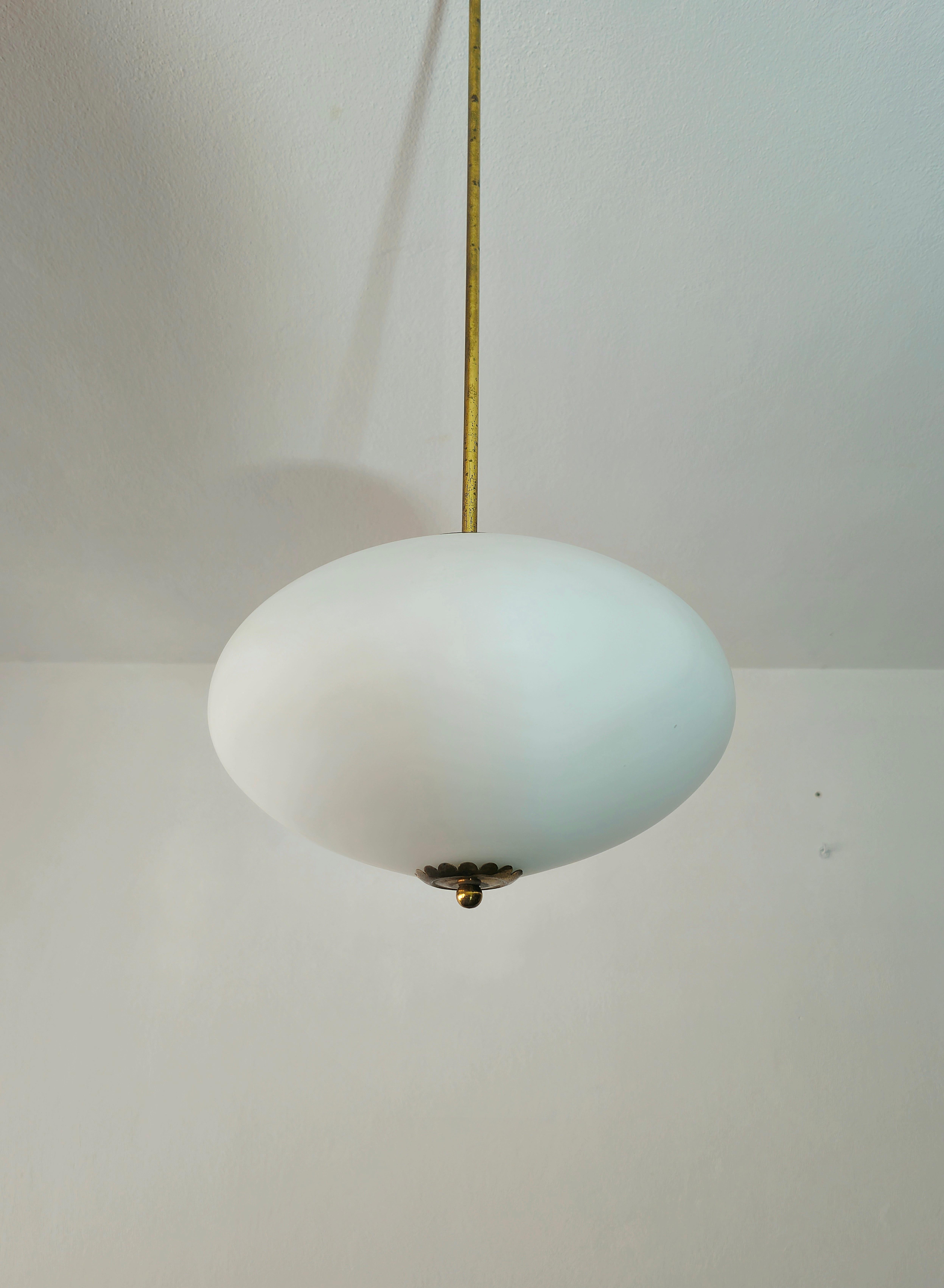 Stilnovo-Pendelleuchte aus Messing und Opalglas, Italien 1955er Jahre, Mid-Century (Moderne der Mitte des Jahrhunderts) im Angebot