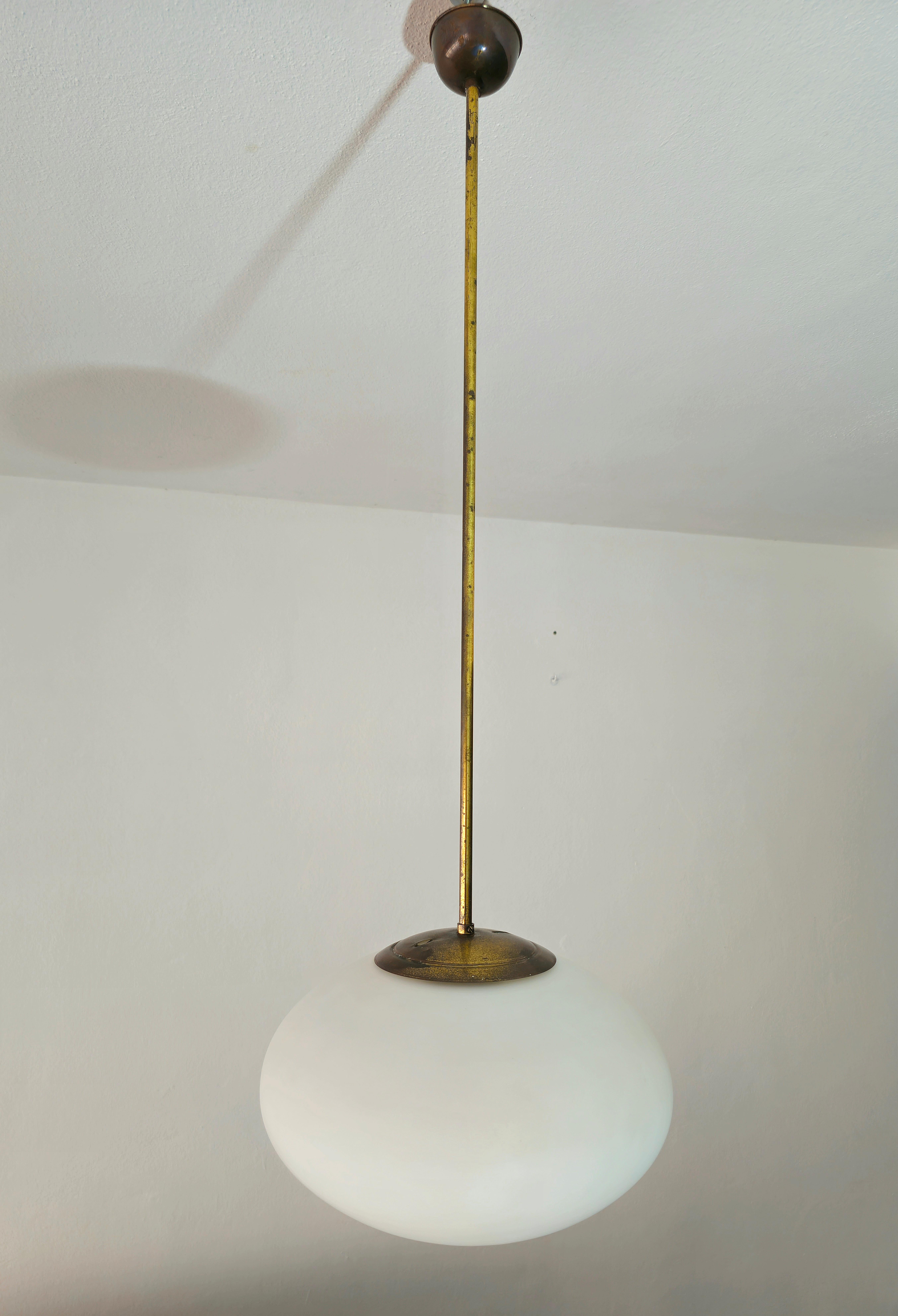 Stilnovo-Pendelleuchte aus Messing und Opalglas, Italien 1955er Jahre, Mid-Century im Zustand „Gut“ im Angebot in Palermo, IT