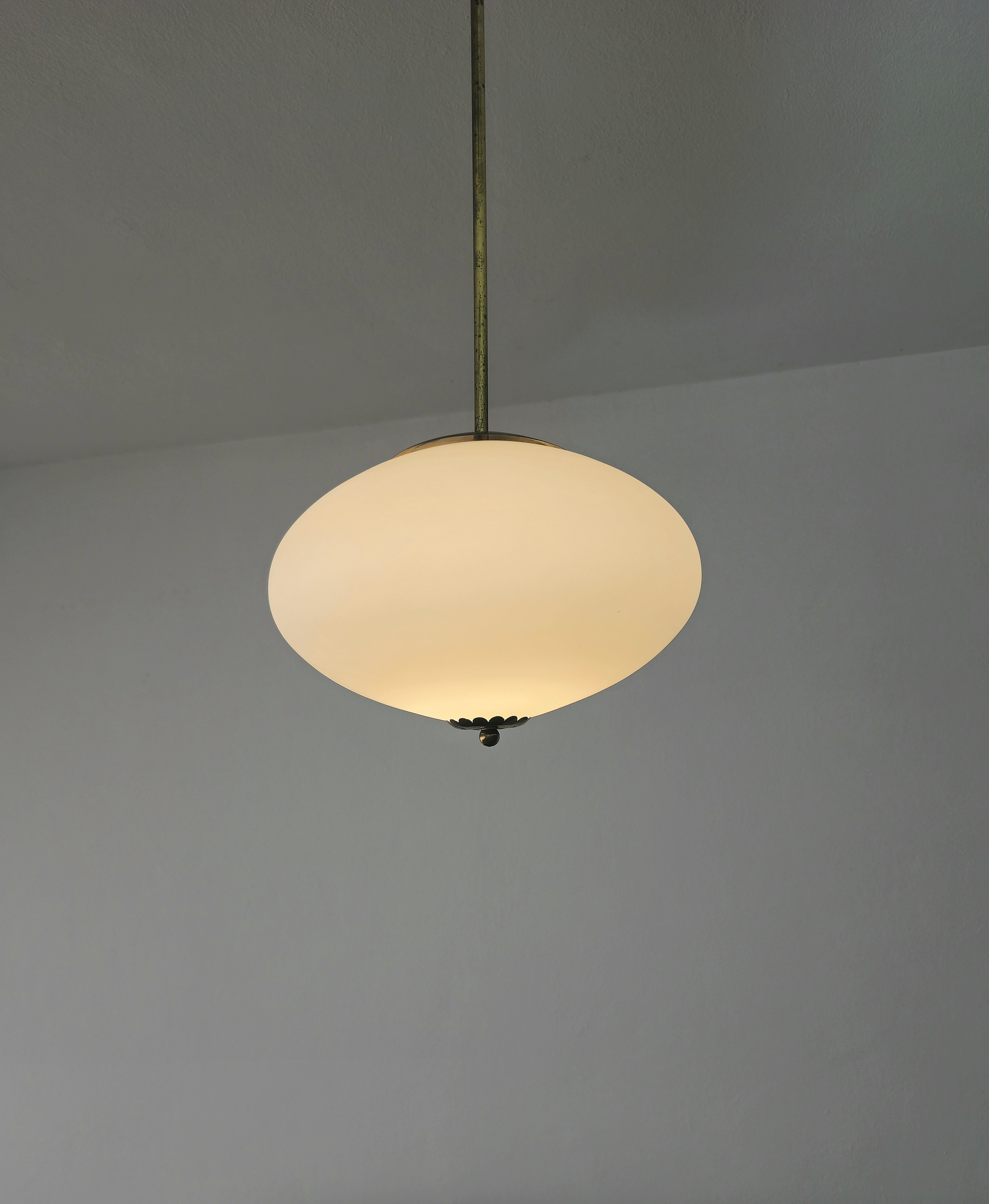 Stilnovo-Pendelleuchte aus Messing und Opalglas, Italien 1955er Jahre, Mid-Century (20. Jahrhundert) im Angebot