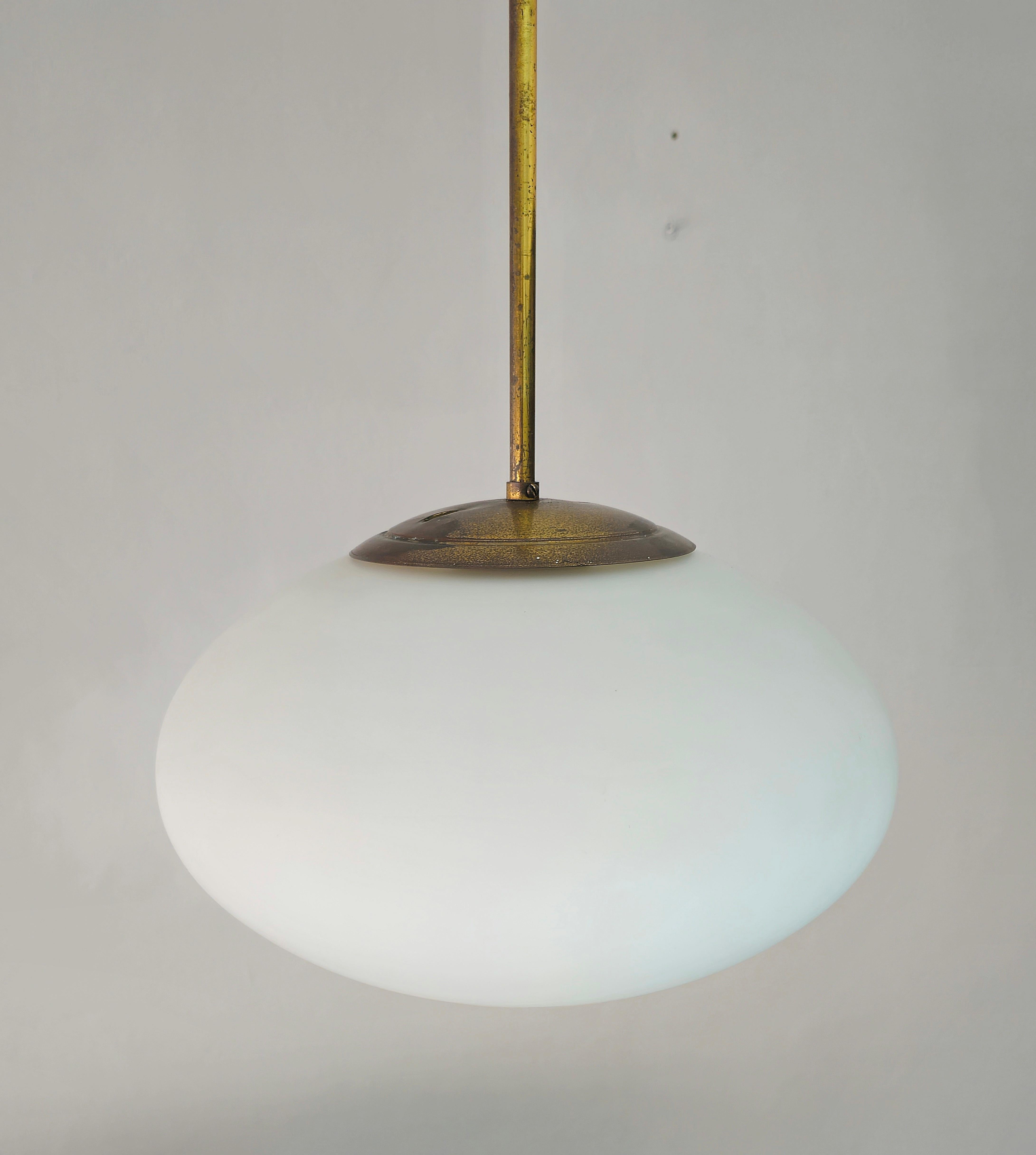 Stilnovo-Pendelleuchte aus Messing und Opalglas, Italien 1955er Jahre, Mid-Century im Angebot 3