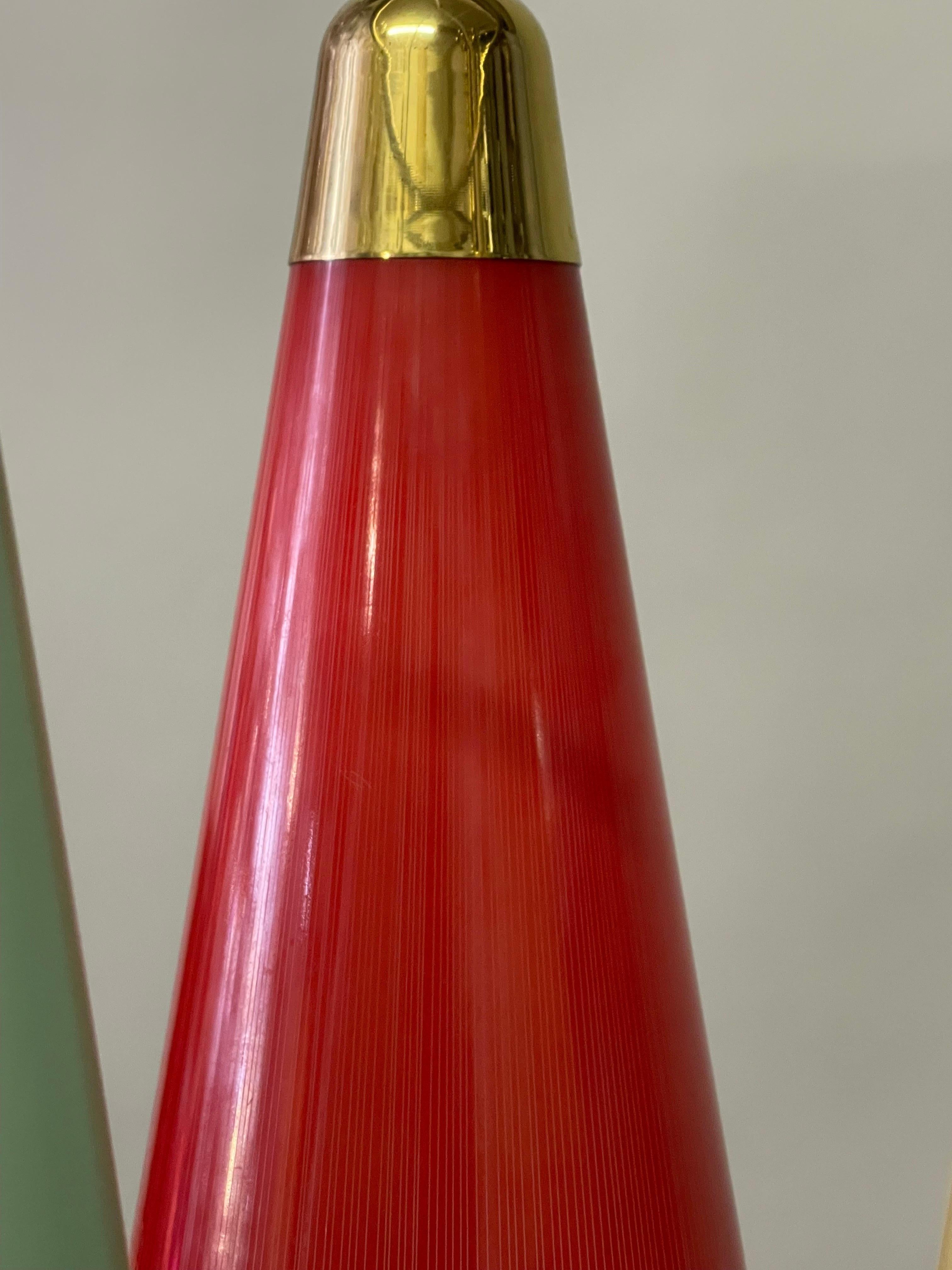 Ottone Ciondolo in ottone lucido e vetro multicolore in stile Stilnovo, 1950 circa in vendita