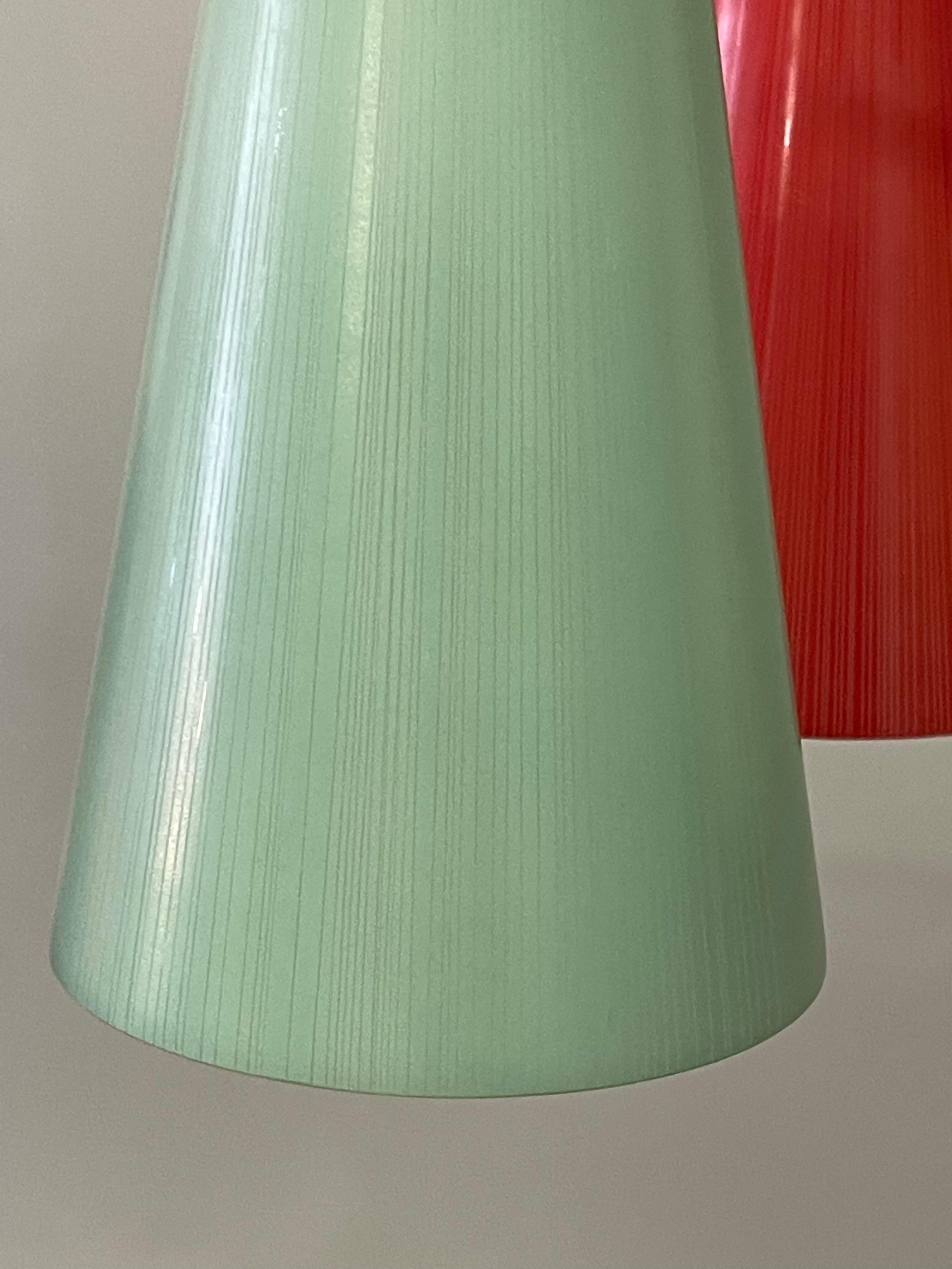 Ciondolo in ottone lucido e vetro multicolore in stile Stilnovo, 1950 circa in vendita 2