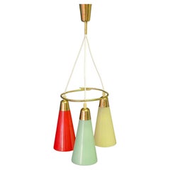 Lampe à suspension de style Stilnovo en laiton poli et verre multicolore, années 1950 environ