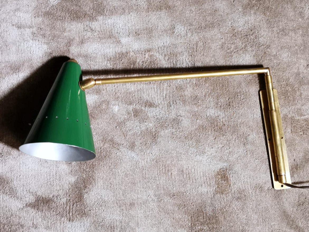 We kindly suggest you read the whole description, because with it we try to give you detailed technical and historical information to guarantee the authenticity of our objects.
Wall lamp in brass and painted metal; it has a single light point in