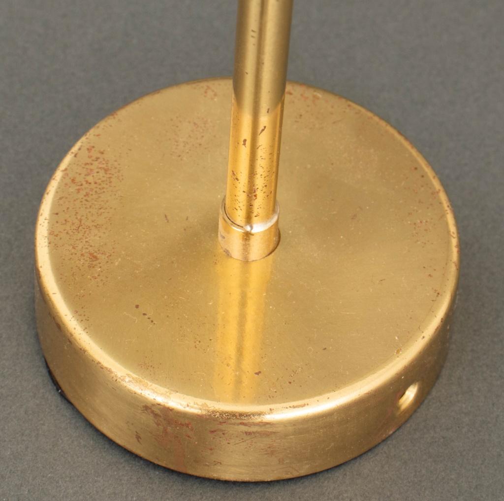 Paar Stilnovo Style Swing-Arm Wandlampen, Gold-Ton Metall verstellbare Halterungen und off-weiß emailliert Untertasse Schirme. 28