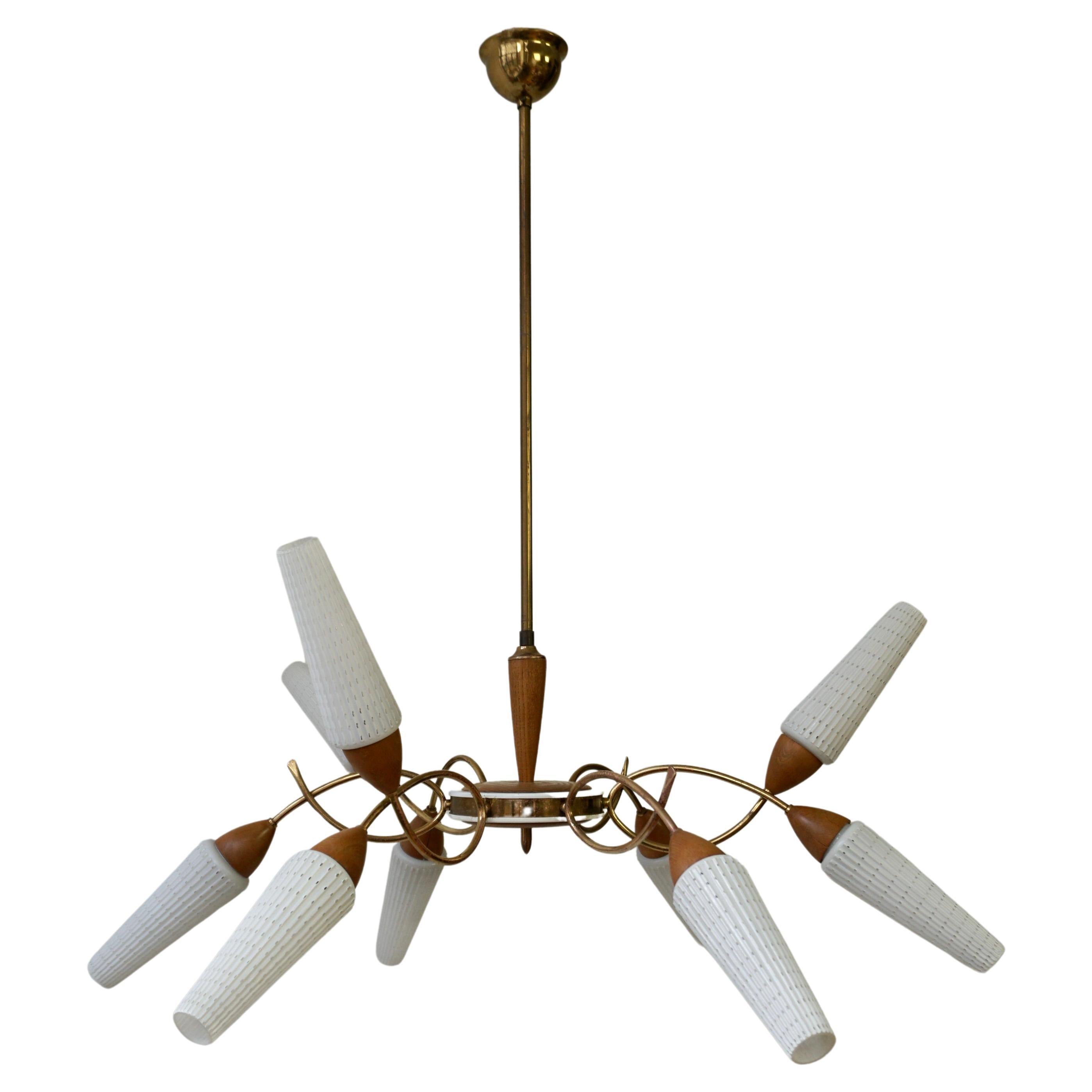 Diese außergewöhnliche 1950er Mid-Century Modernist Spinne neun-Licht italienische Sputnik-Kronleuchter Pendelleuchte ist aus einem Messing und Holzrahmen und Opalglas Tulpe Schirme gemacht.  
Hergestellt in Italien, um 1950.

Die Leuchte hat neun