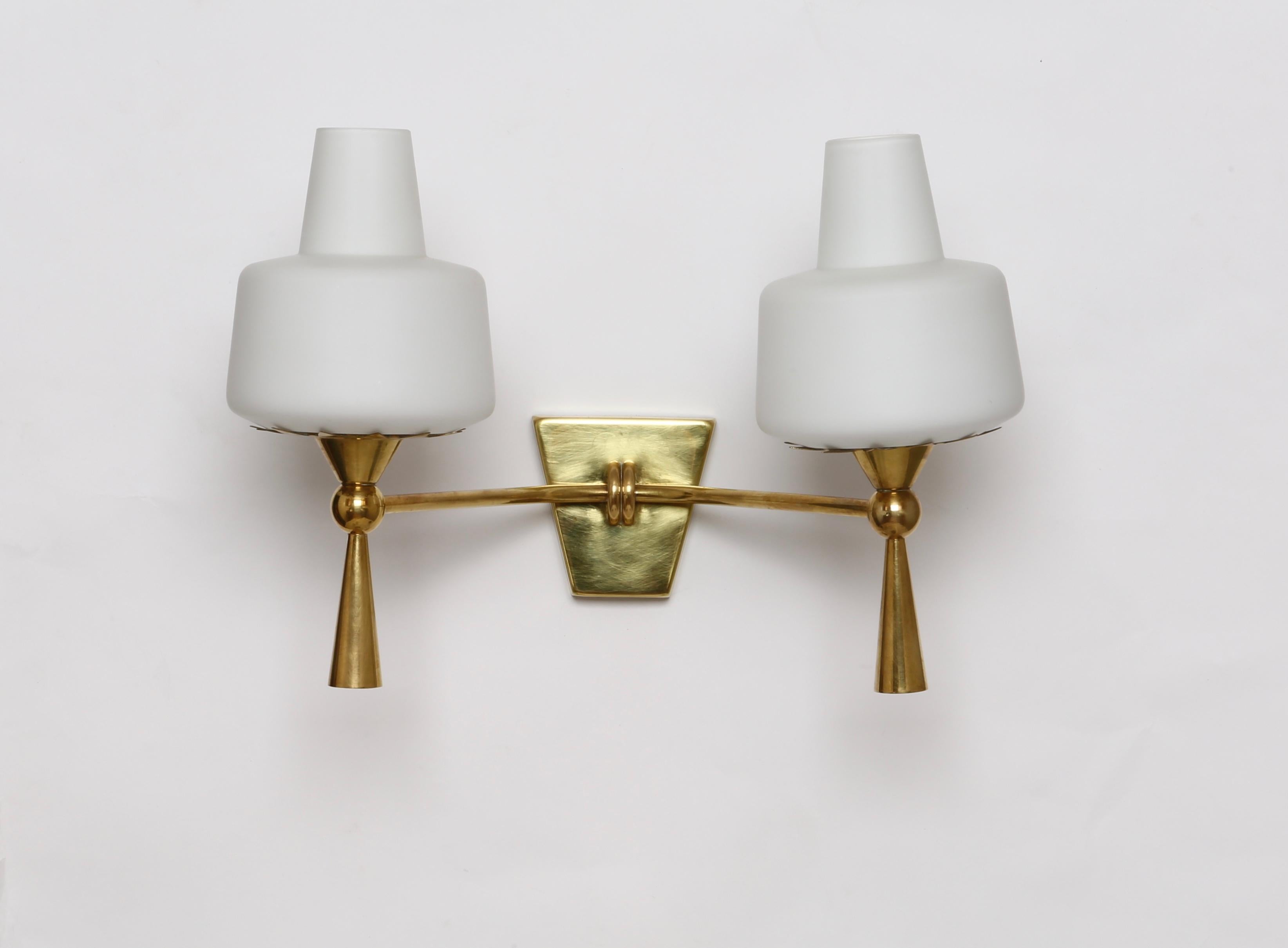 Pair of Stilnovo style wall lamps.
Brass, glass.
