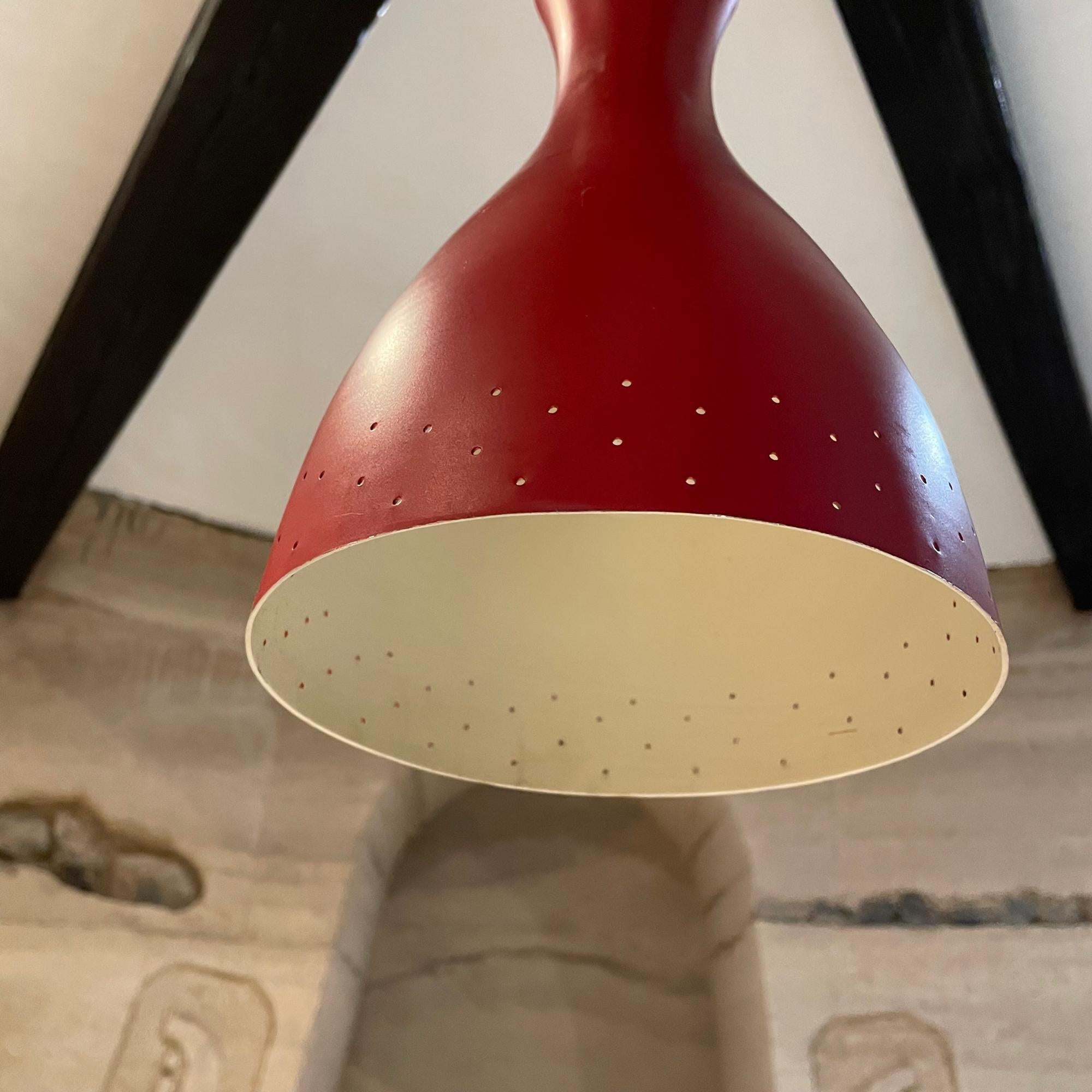 Fabuleuse lumière rouge - lampe suspendue. Fabriqué en Italie. 1950s
L'abat-jour et le baldaquin sont en aluminium filé avec une peinture rouge d'origine - cordon électrique en soie.
Non marqué. Attribution Stilnovo 
Abat-jour sculptural. Quelques