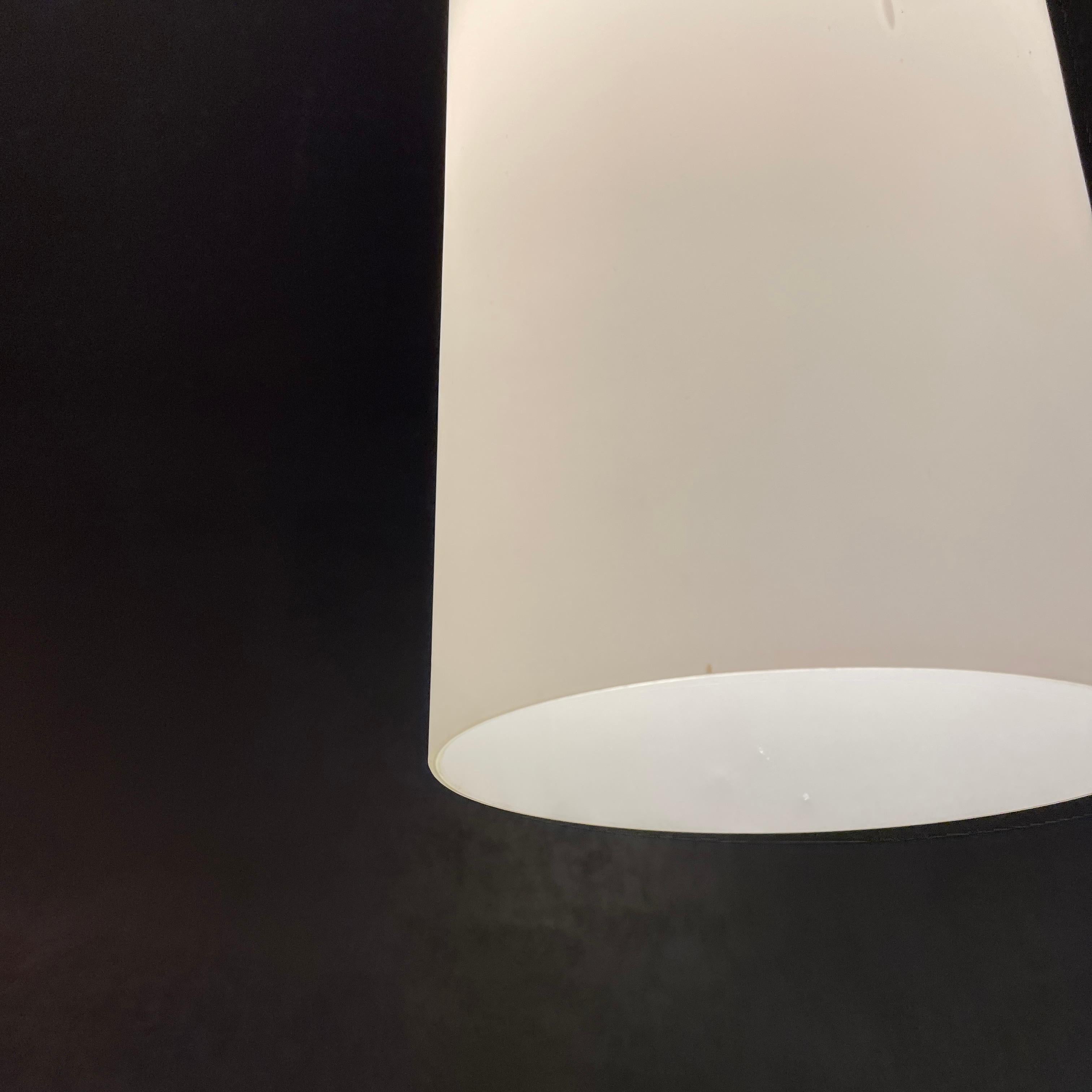Mid-Century Modern Tube en verre opalin suspendu Stilnovo, années 1950 en vente