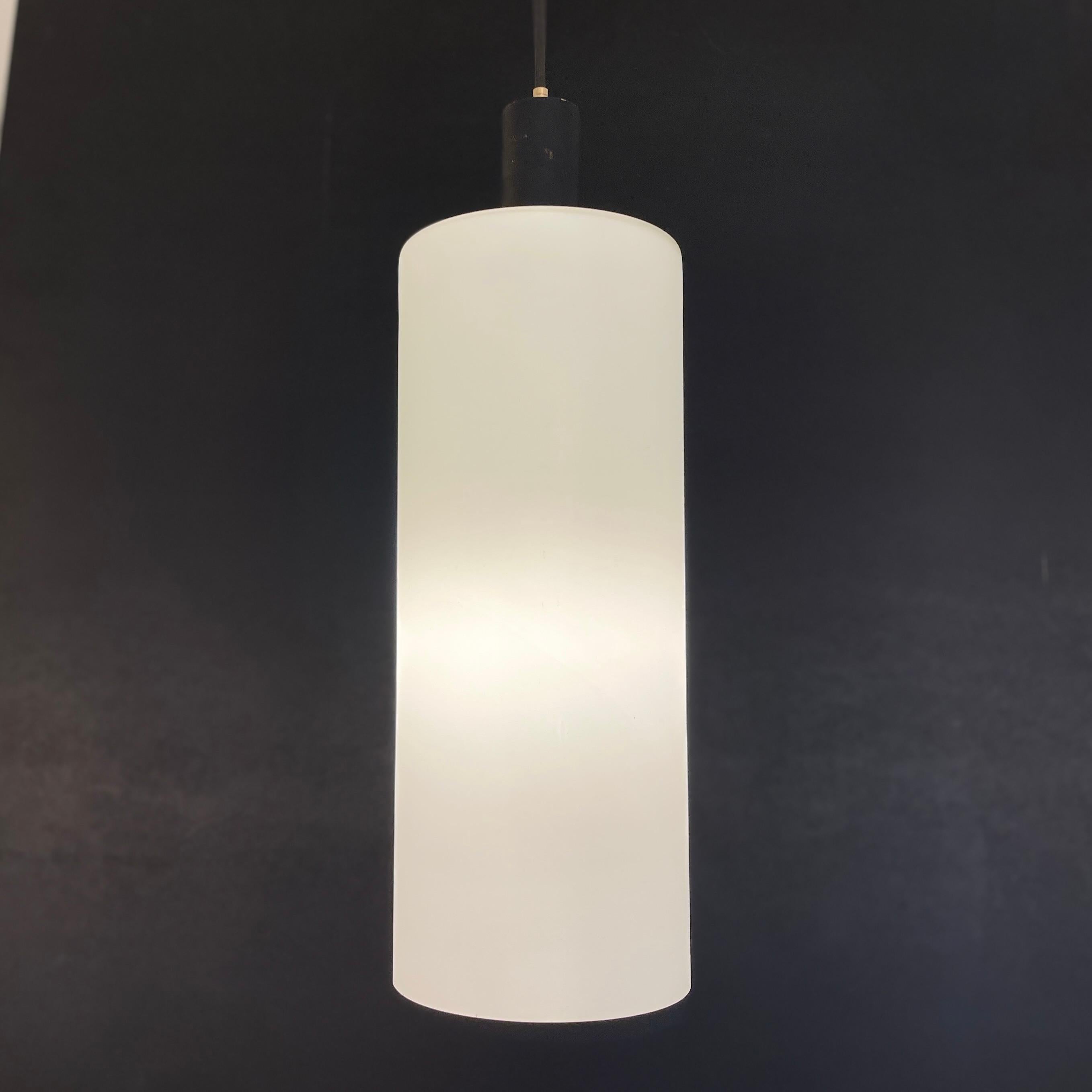 italien Tube en verre opalin suspendu Stilnovo, années 1950 en vente