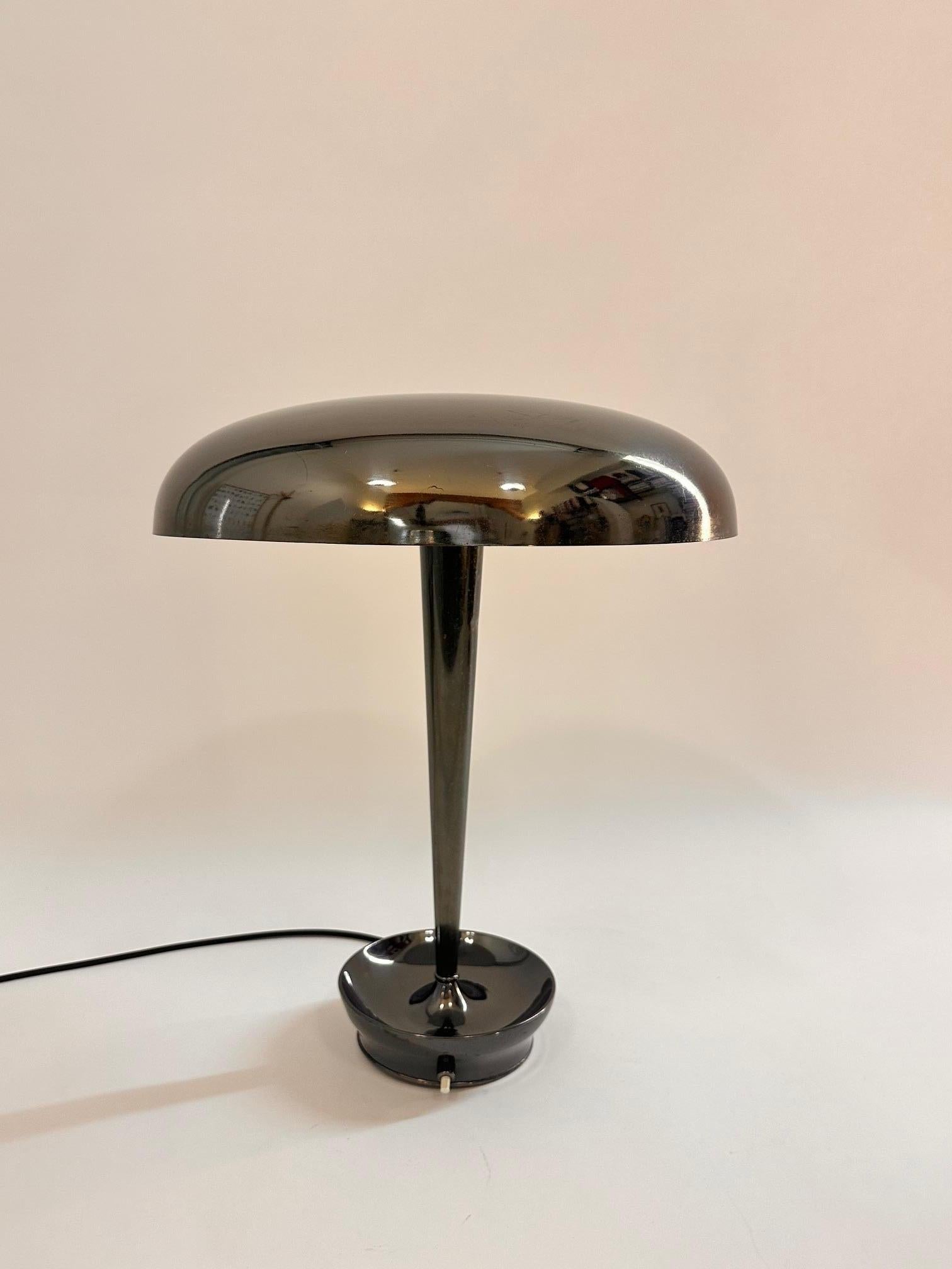 Eine originale Stilnovo Schreibtischlampe, Modell D. 4639, Messing patiniert, schwarz, sehr guter Zustand. Voll funktionsfähig, kostenloses Paket und Versand.
Literatur: 
