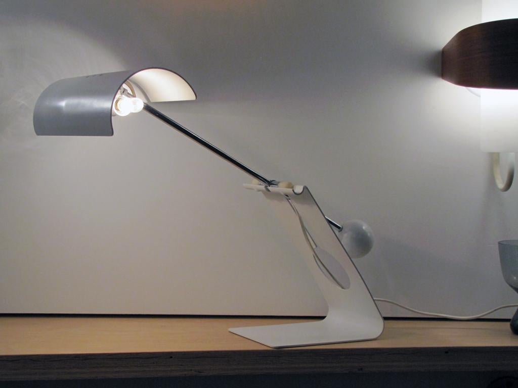 Seltene schwenkbare Schreibtischlampe von Sabine Charoy für Stilnovo, Italien 1970, Metall weiß emailliert und verchromt, verkabelt für US-Standards, zwei E12-Fassungen, max. Leistung je 60 W, Glühbirnen als einmalige Gefälligkeit.