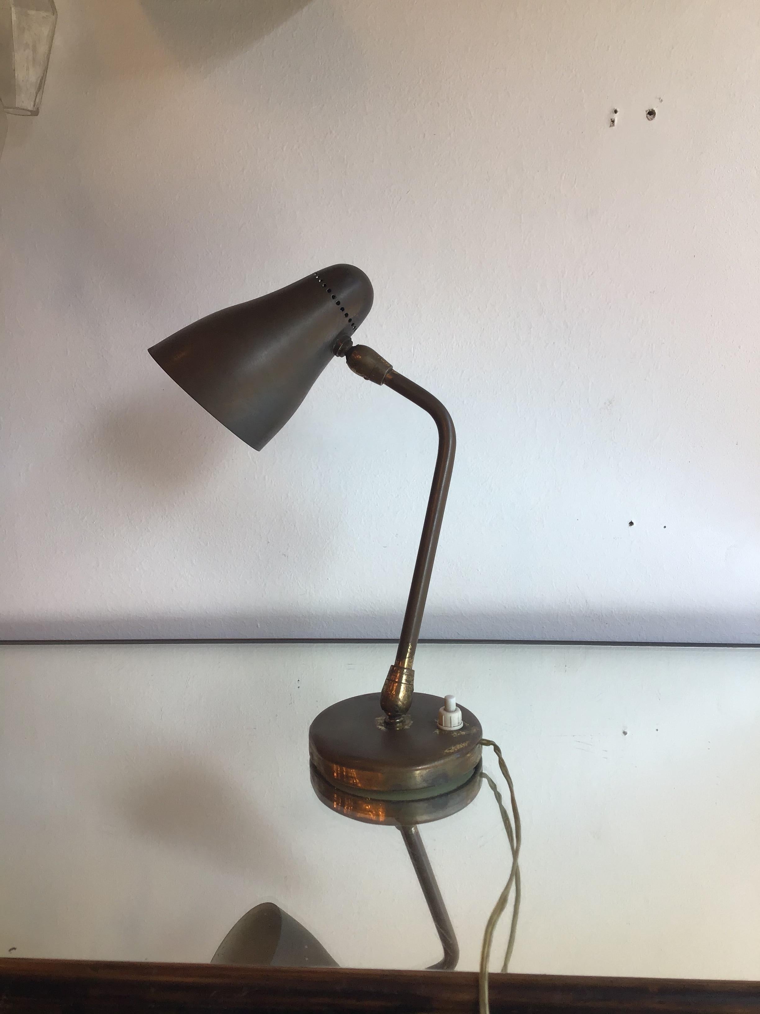 Stilnovo-Tischlampe/Applikation aus Messing, 1950, Italien im Angebot 3