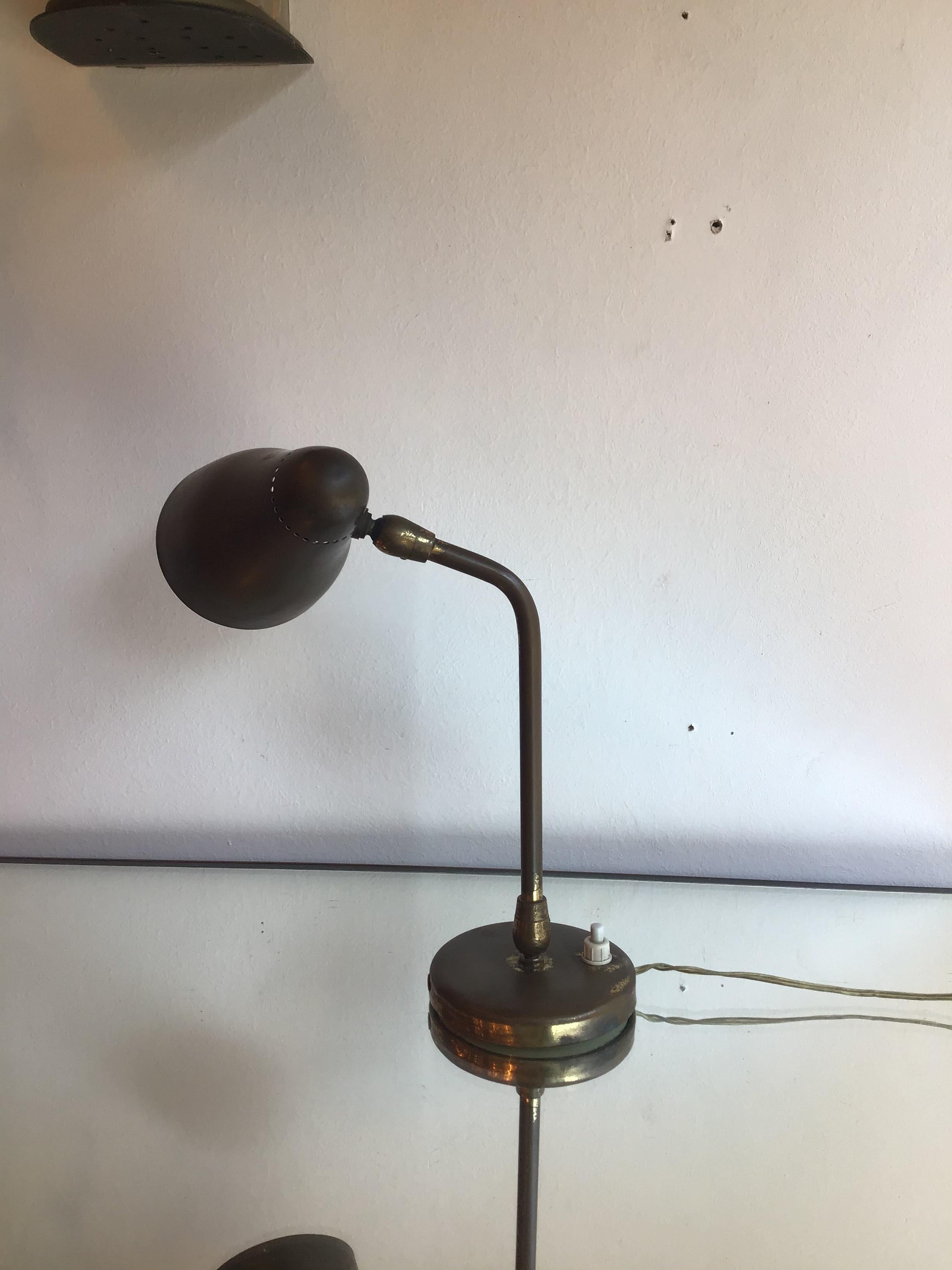 Stilnovo-Tischlampe/Applikation aus Messing, 1950, Italien (Italienisch) im Angebot