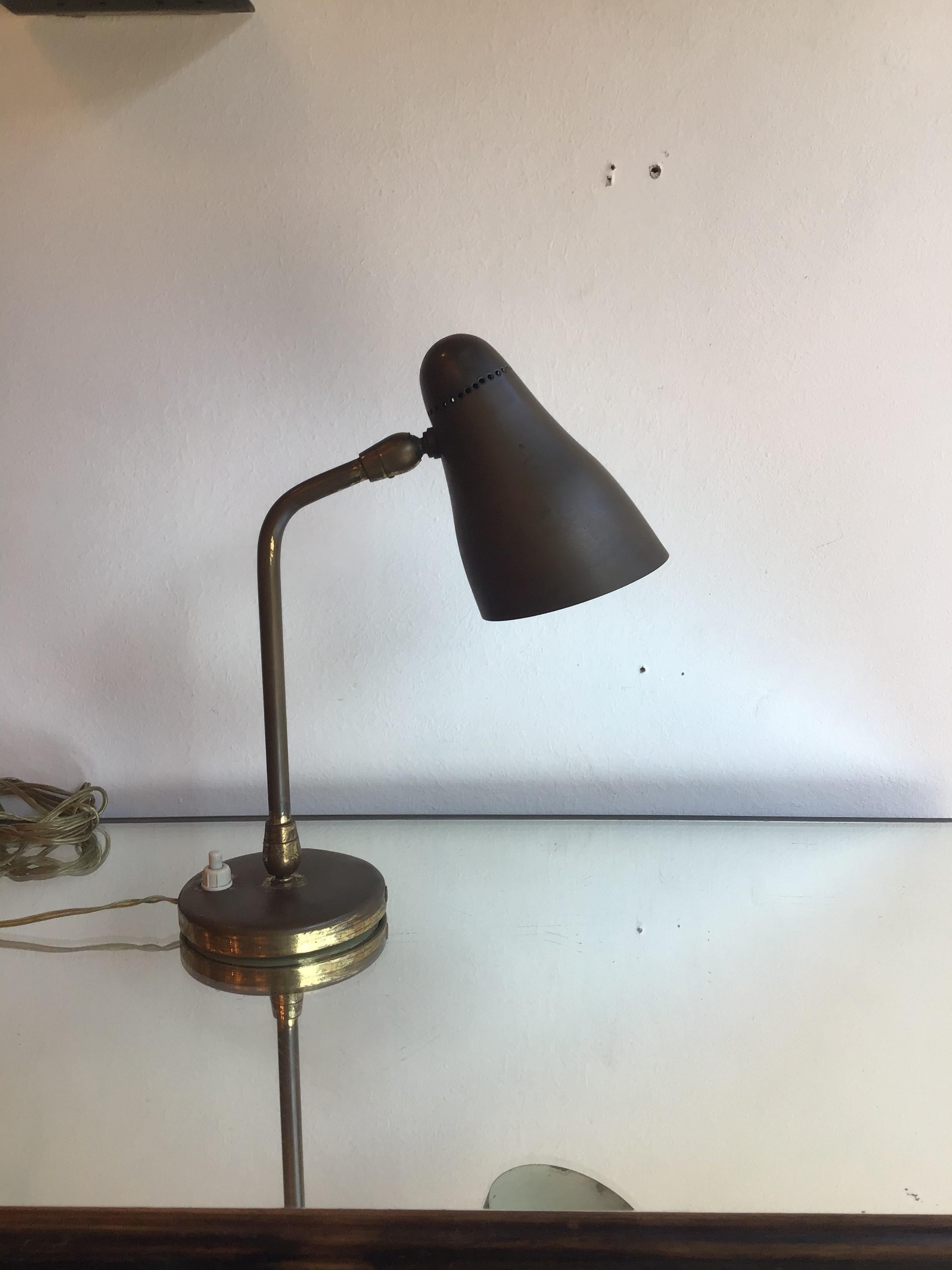 Stilnovo-Tischlampe/Applikation aus Messing, 1950, Italien (Sonstiges) im Angebot