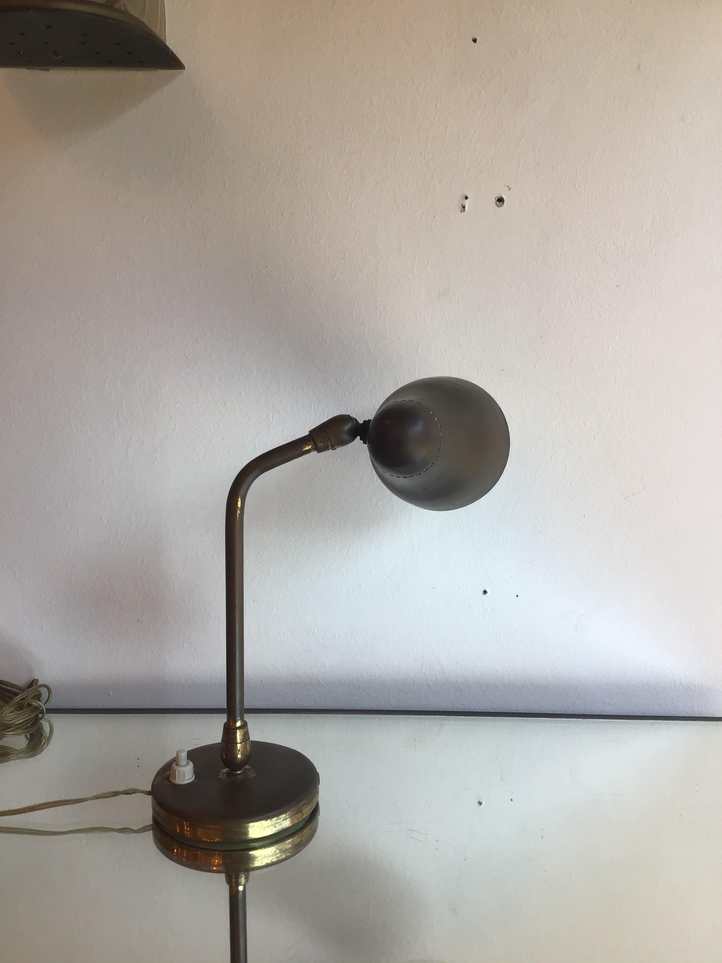 Stilnovo-Tischlampe/Applikation aus Messing, 1950, Italien im Zustand „Gut“ im Angebot in Milano, IT