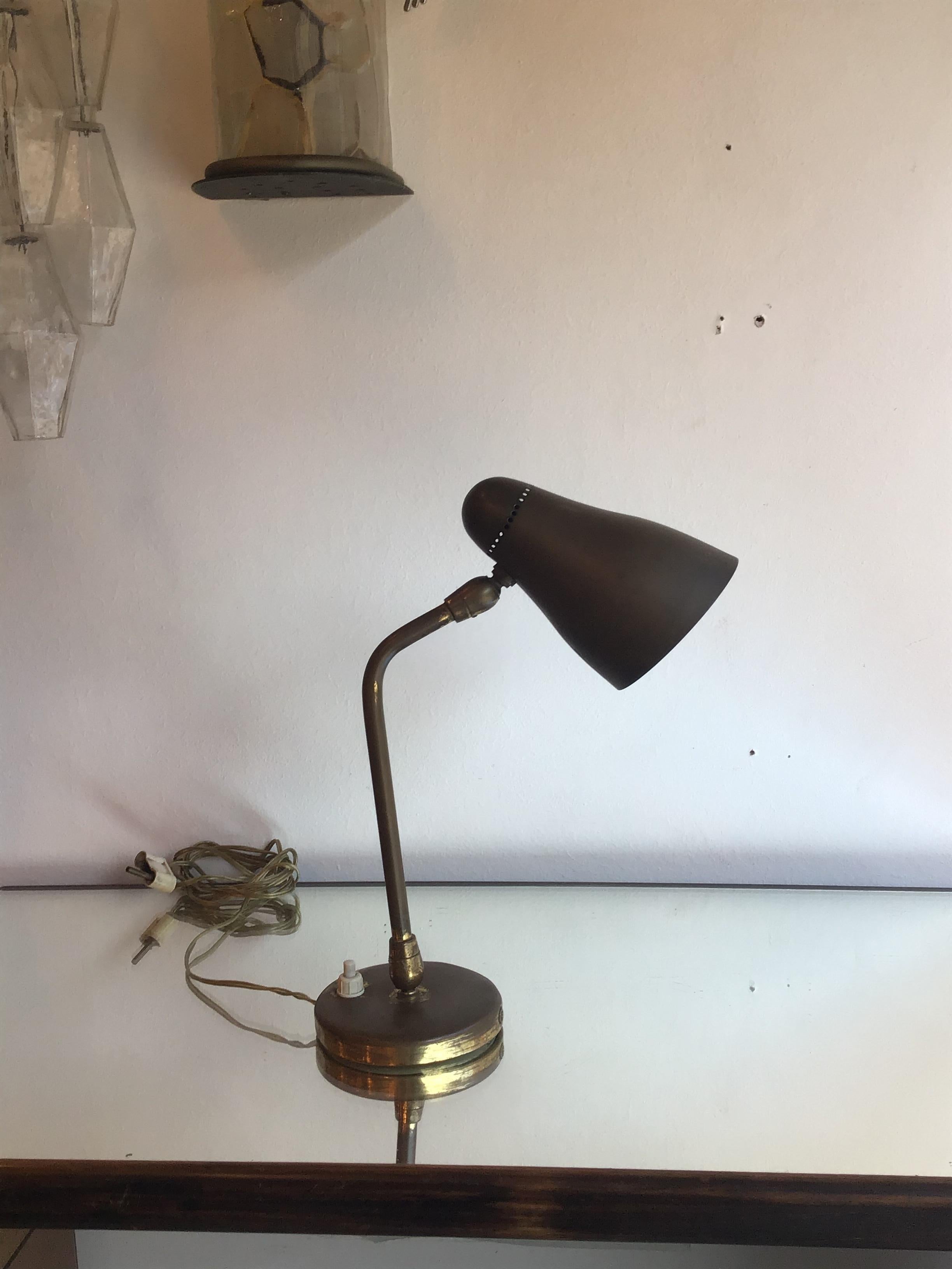 Stilnovo-Tischlampe/Applikation aus Messing, 1950, Italien (Mitte des 20. Jahrhunderts) im Angebot