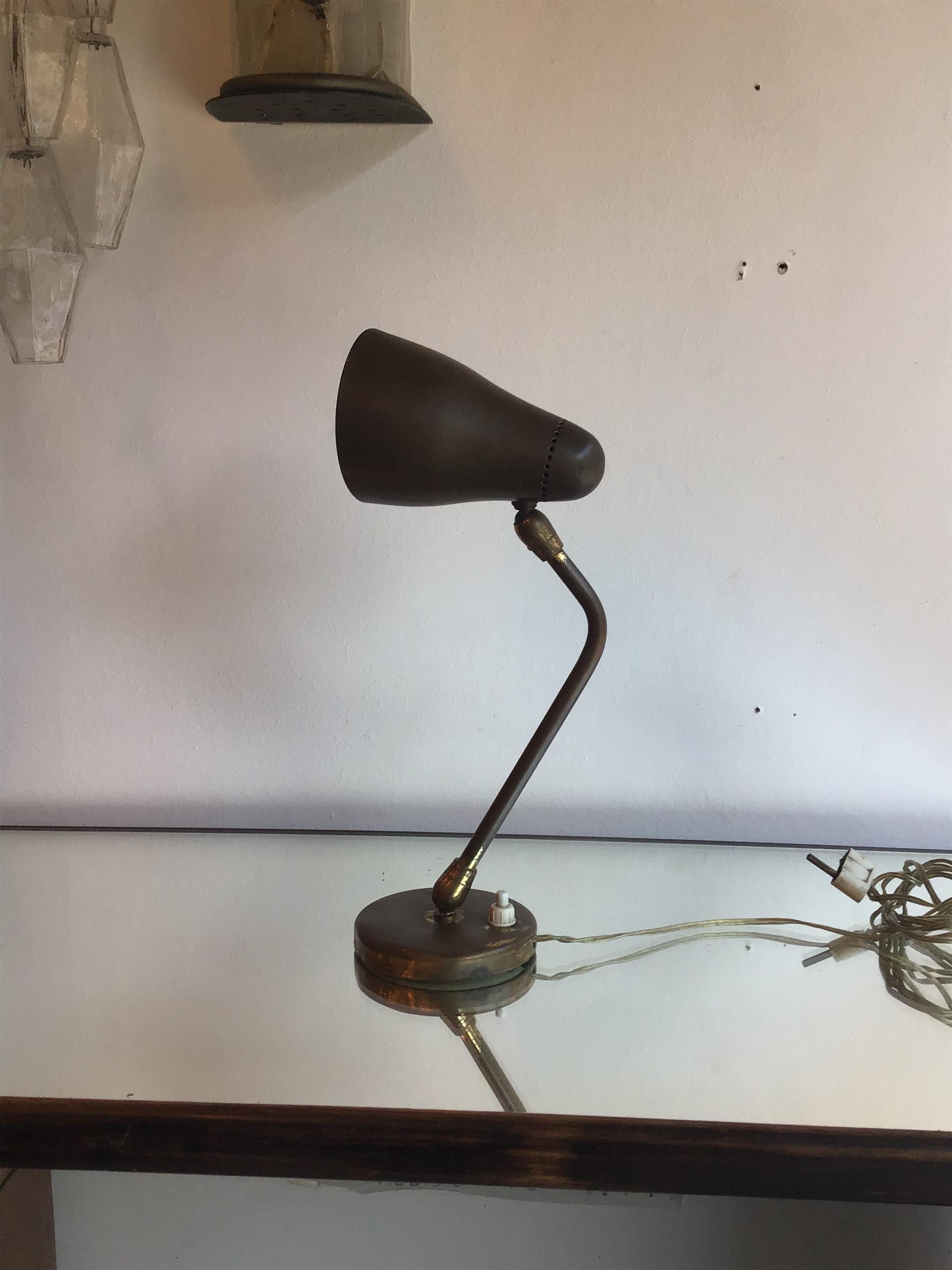 Stilnovo-Tischlampe/Applikation aus Messing, 1950, Italien im Angebot 2