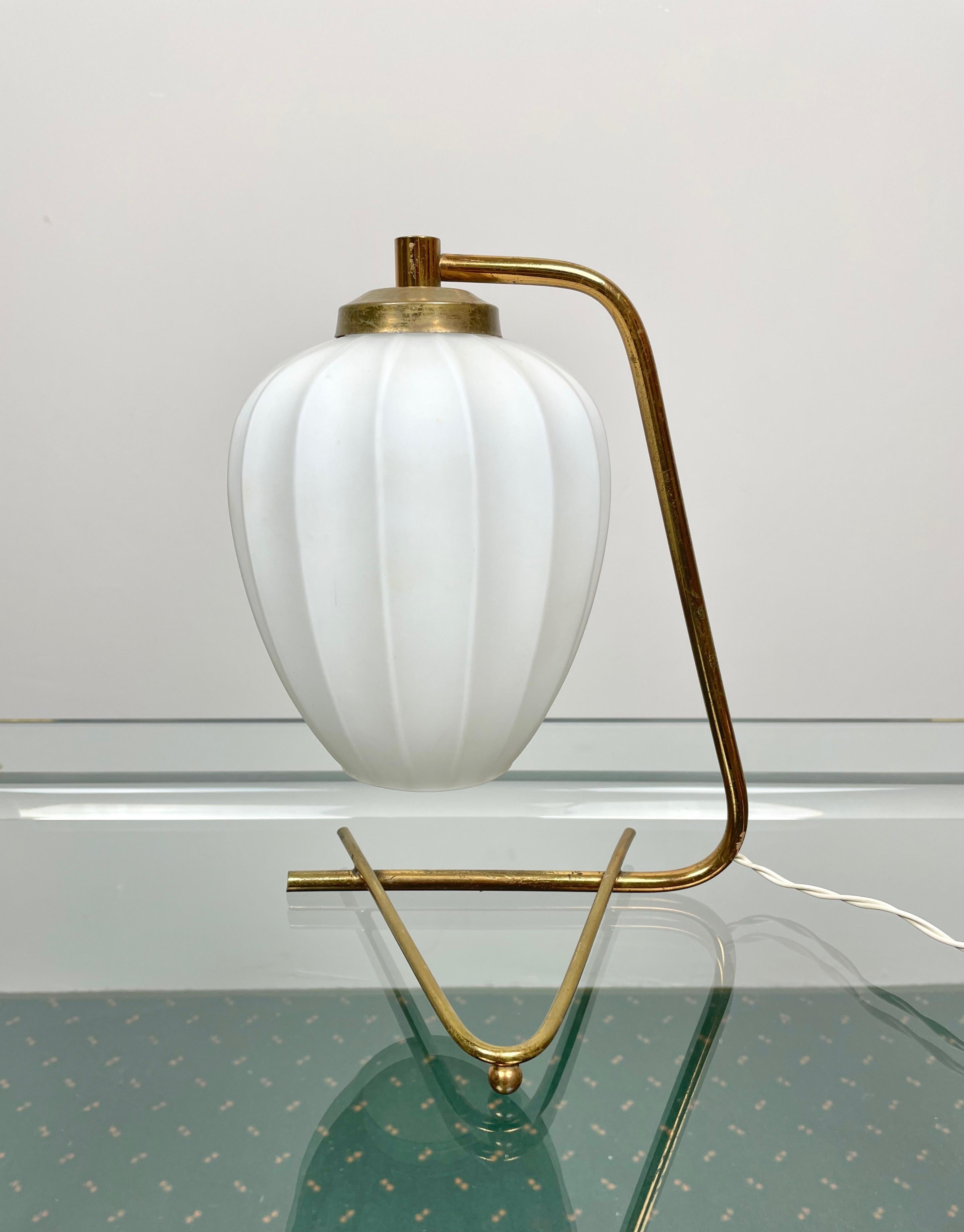 Table lamp in brass and opaline glass. Made in Italy in the 1950s.