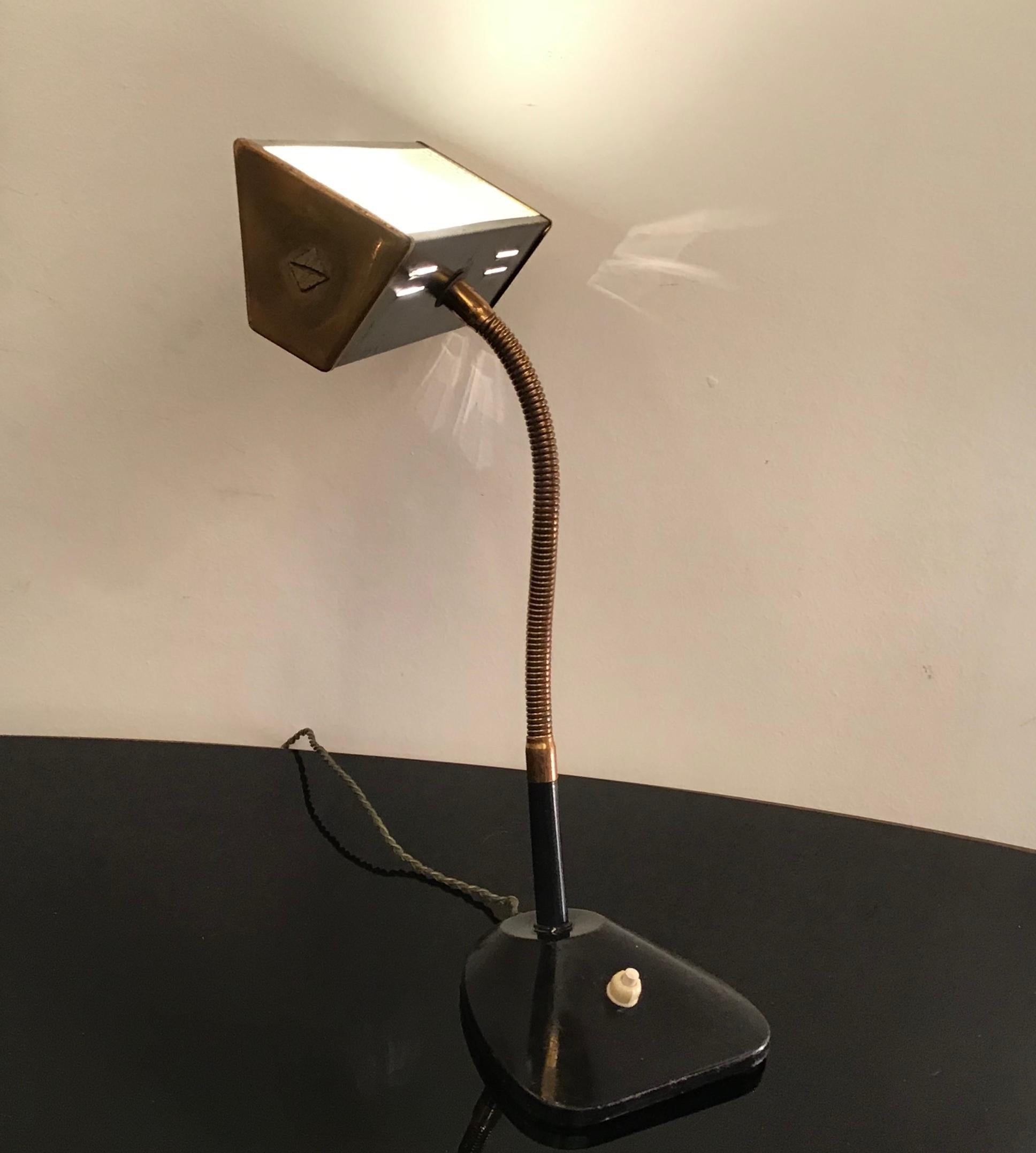 Lampe de bureau de style Stilnovo en laiton, verre et métal, 1950, Italie en vente 4