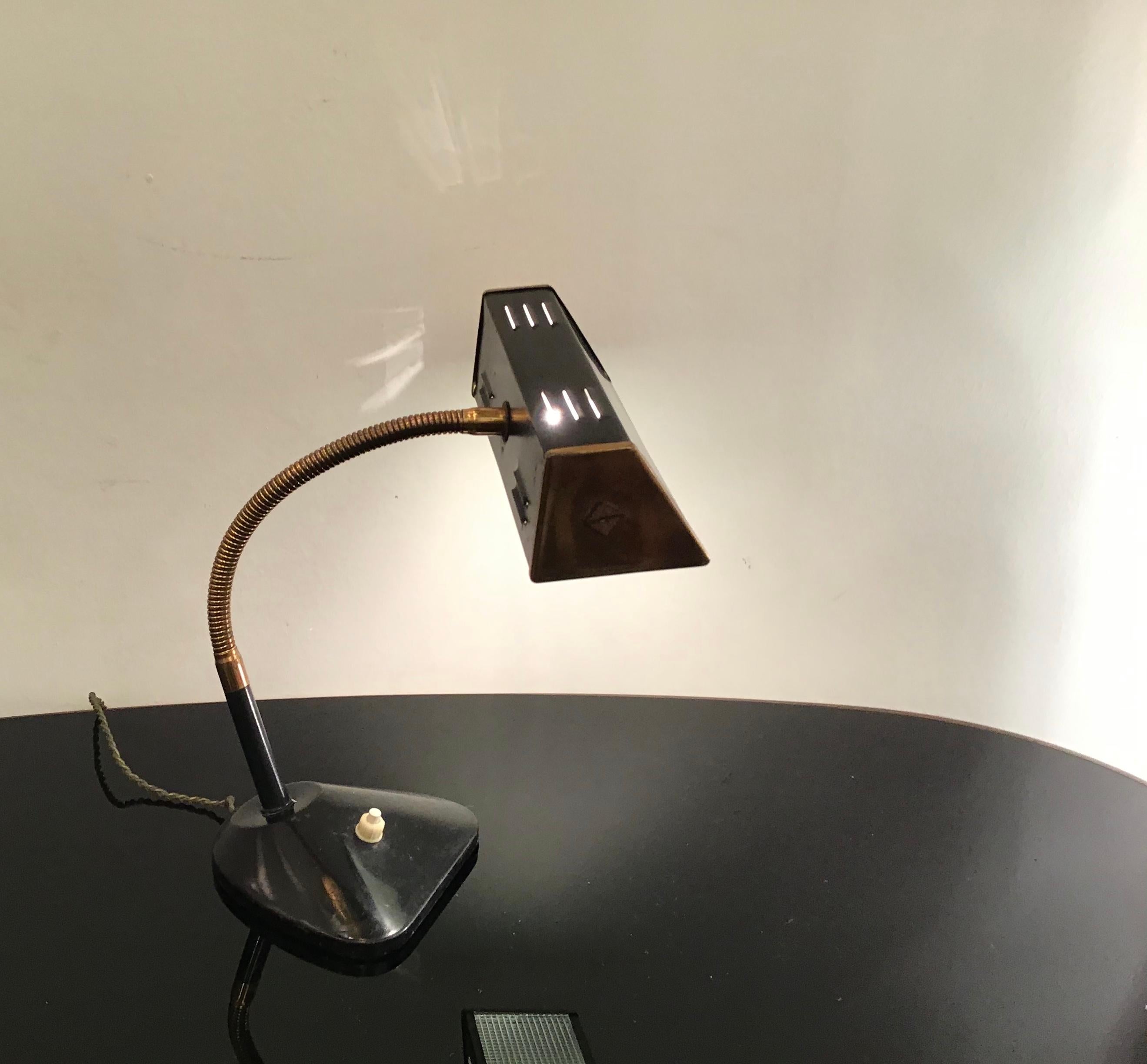 Lampe de table de style Stilnovo en laiton, verre et métal, 1950, Italie.