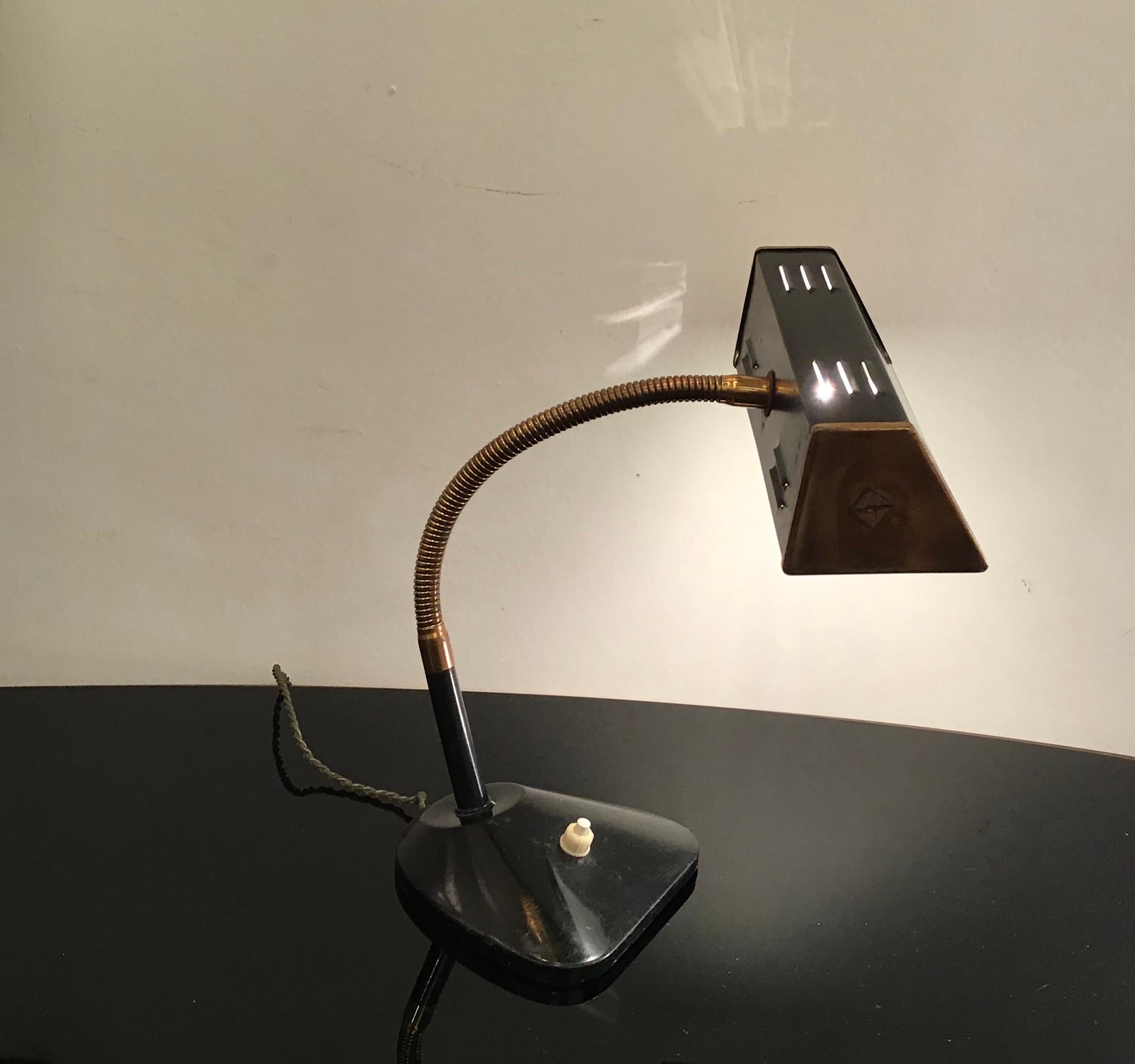 Autre Lampe de bureau de style Stilnovo en laiton, verre et métal, 1950, Italie en vente