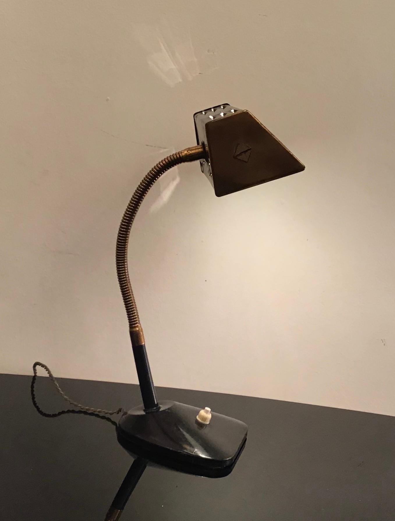 italien Lampe de bureau de style Stilnovo en laiton, verre et métal, 1950, Italie en vente