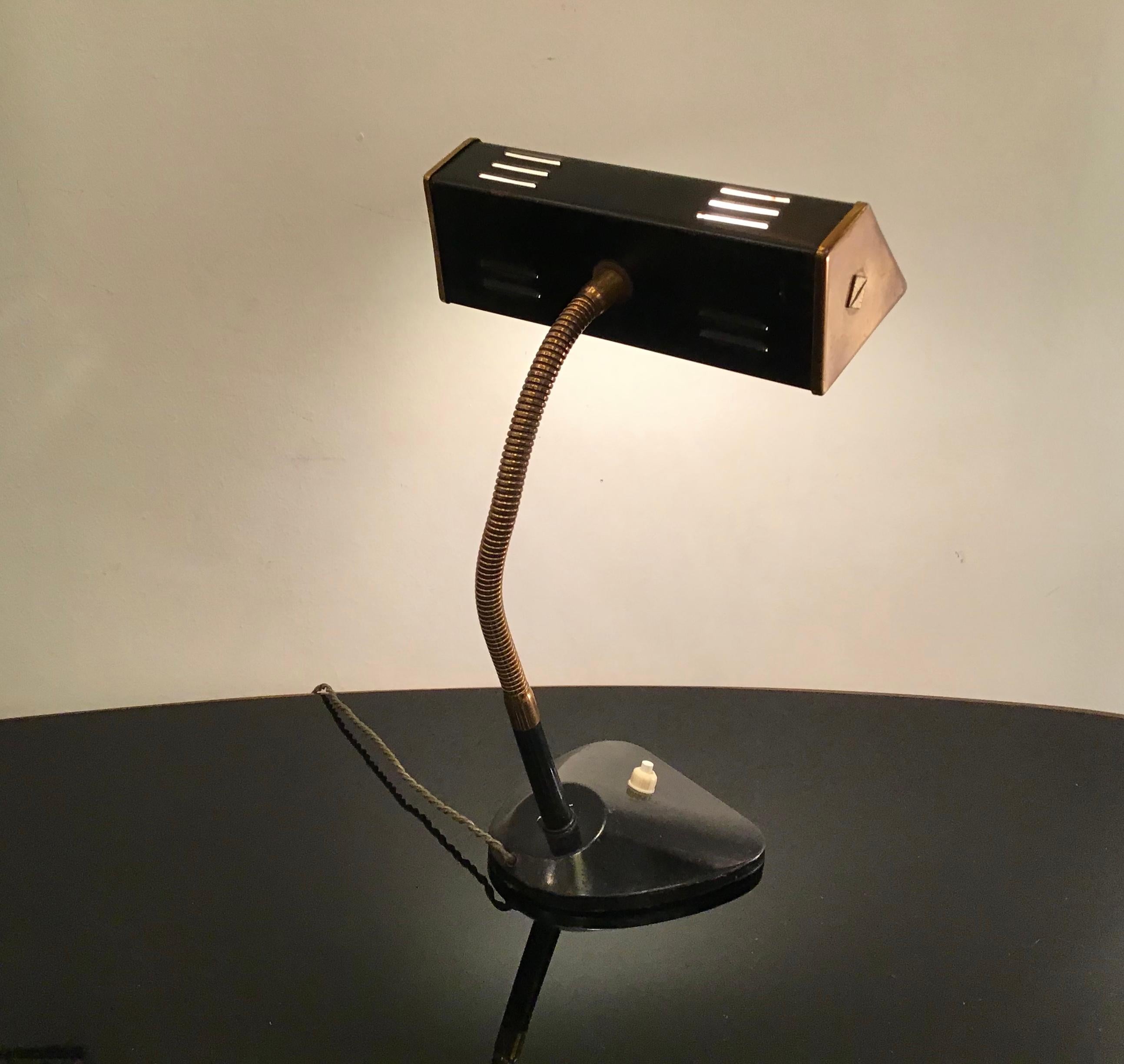 Milieu du XXe siècle Lampe de bureau de style Stilnovo en laiton, verre et métal, 1950, Italie en vente