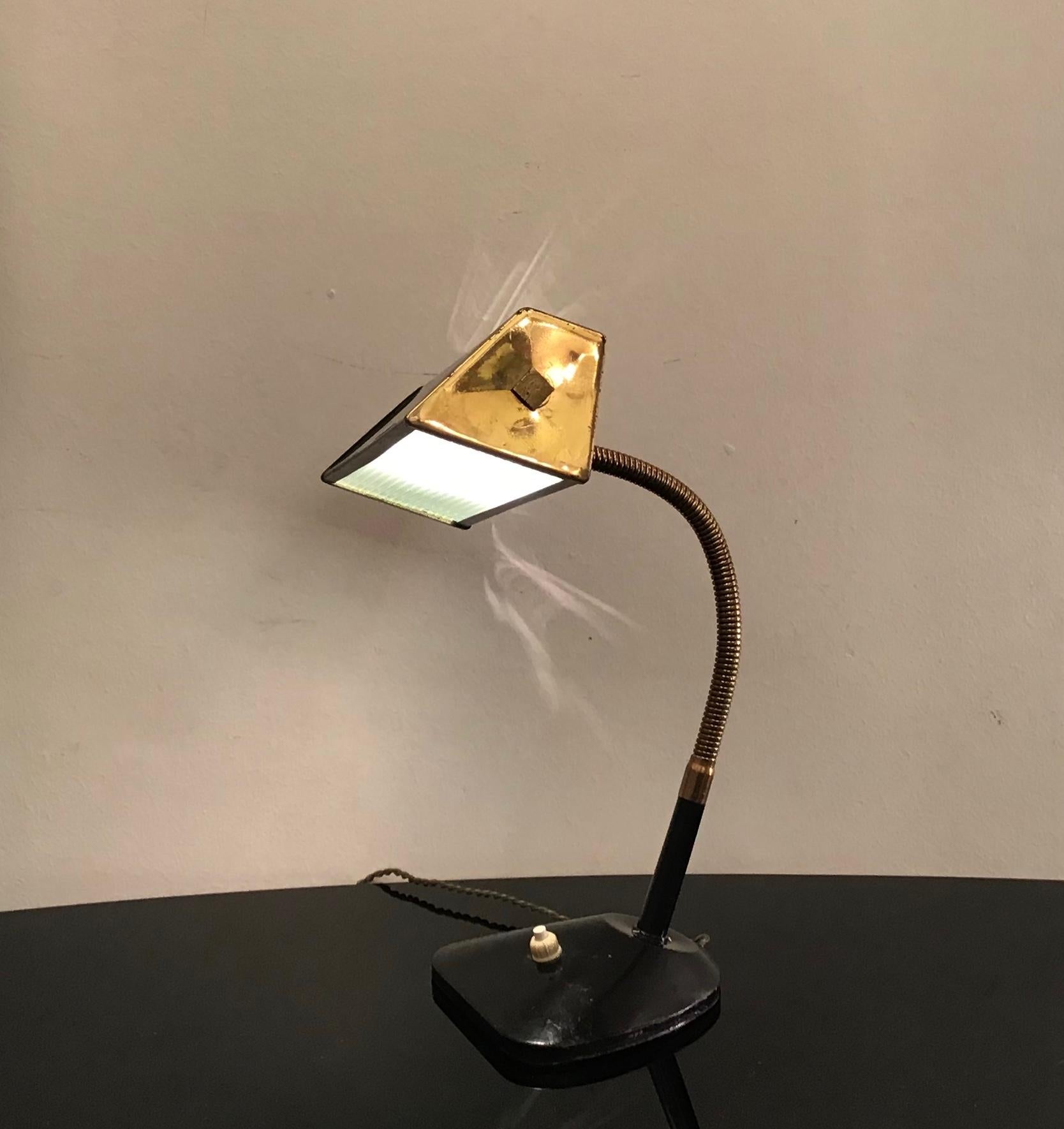 Lampe de bureau de style Stilnovo en laiton, verre et métal, 1950, Italie en vente 1