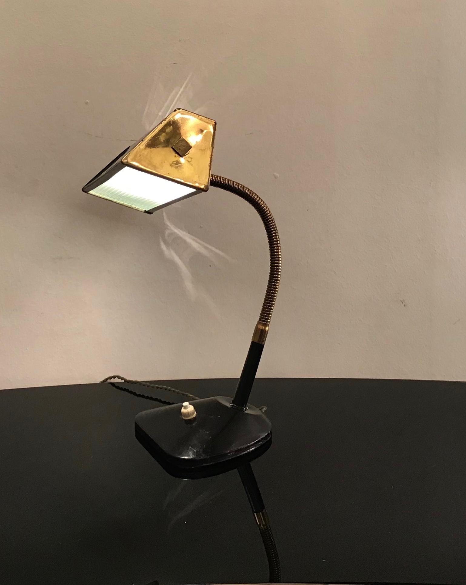 Lampe de bureau de style Stilnovo en laiton, verre et métal, 1950, Italie en vente 2