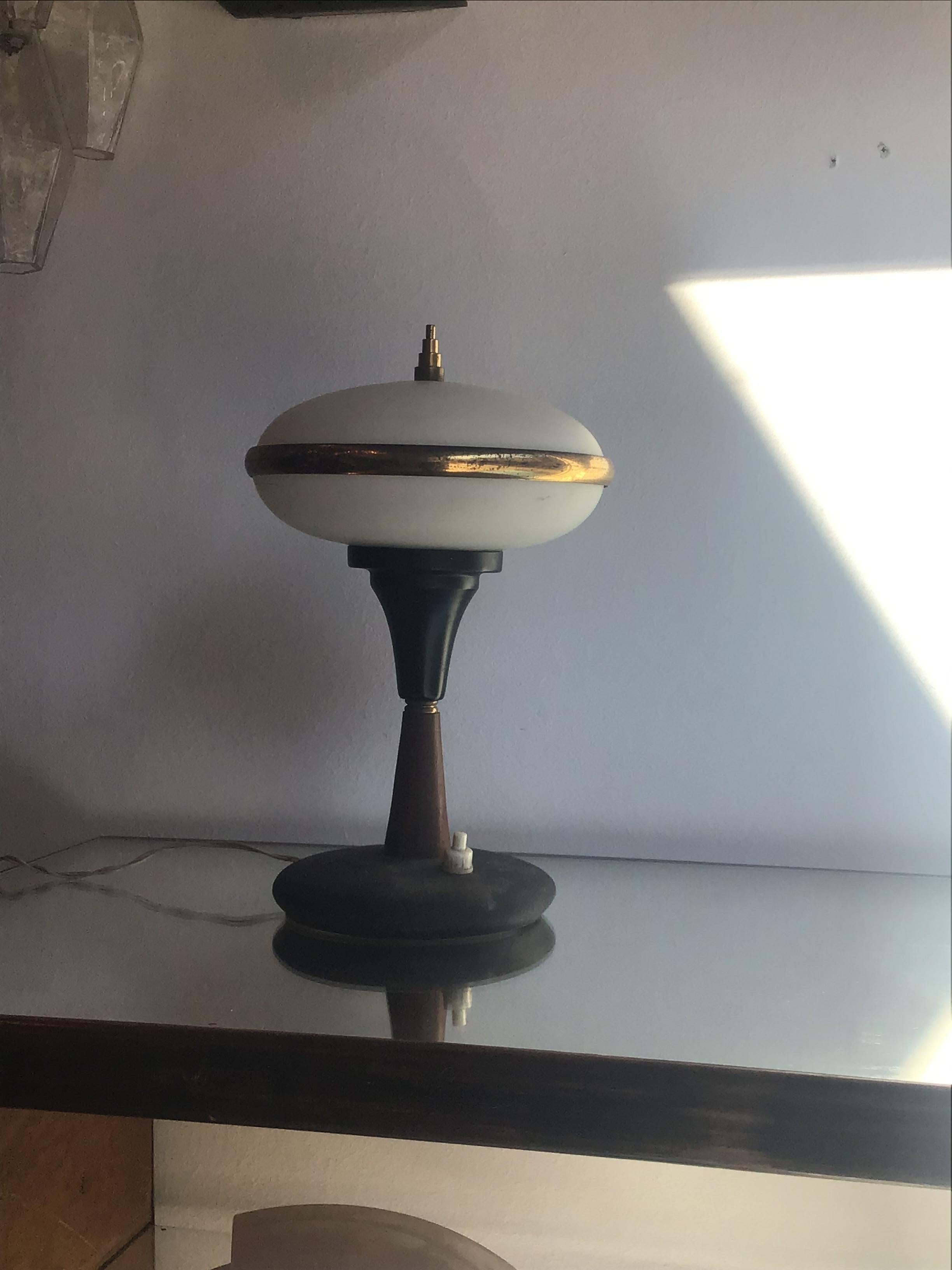 Lampe de table Stilnovo en laiton, verre et bois, 1955, Italie.