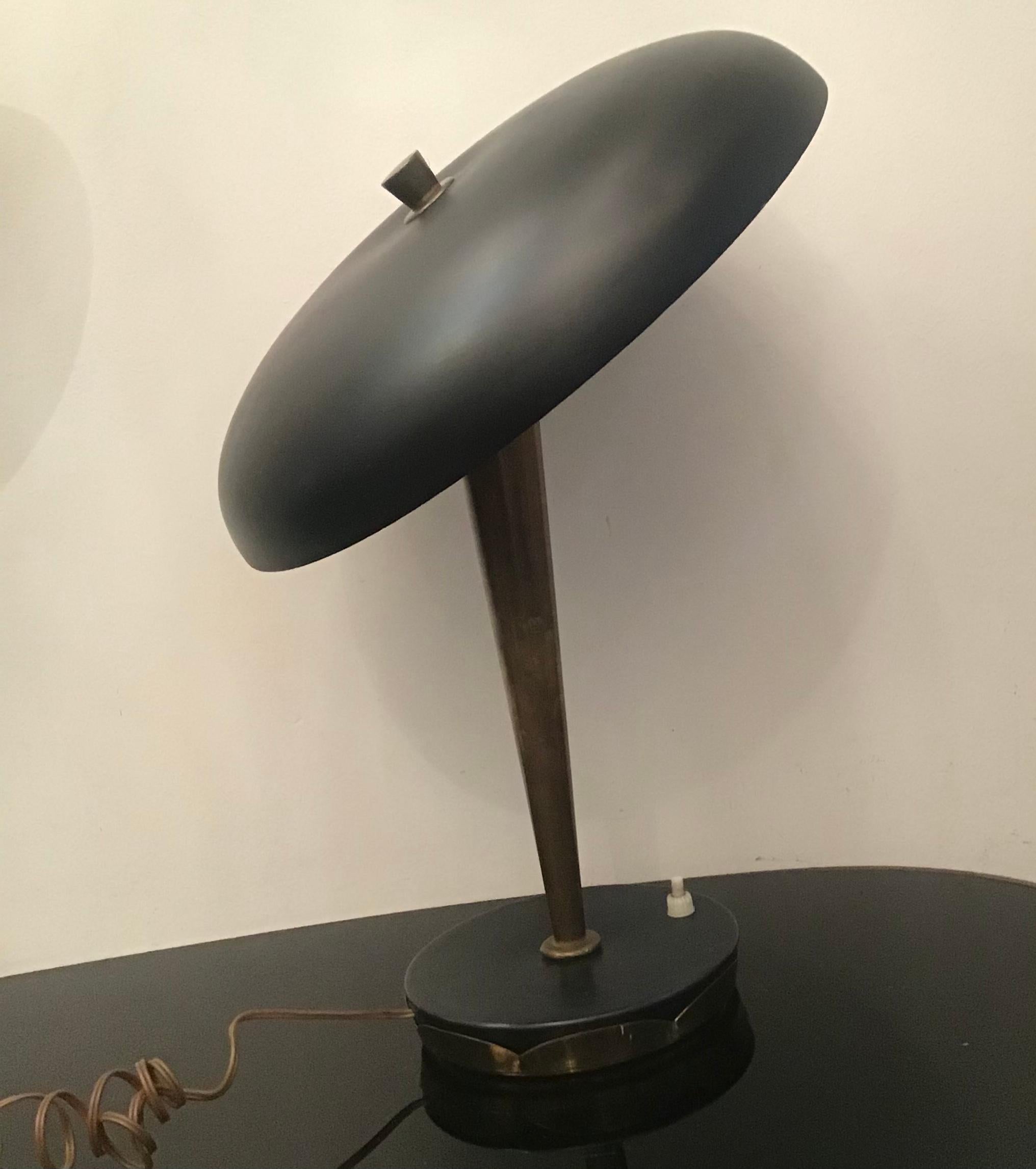 Lampe de bureau Stilnovo en laiton et métal, Italie, 1950 Bon état - En vente à Milano, IT