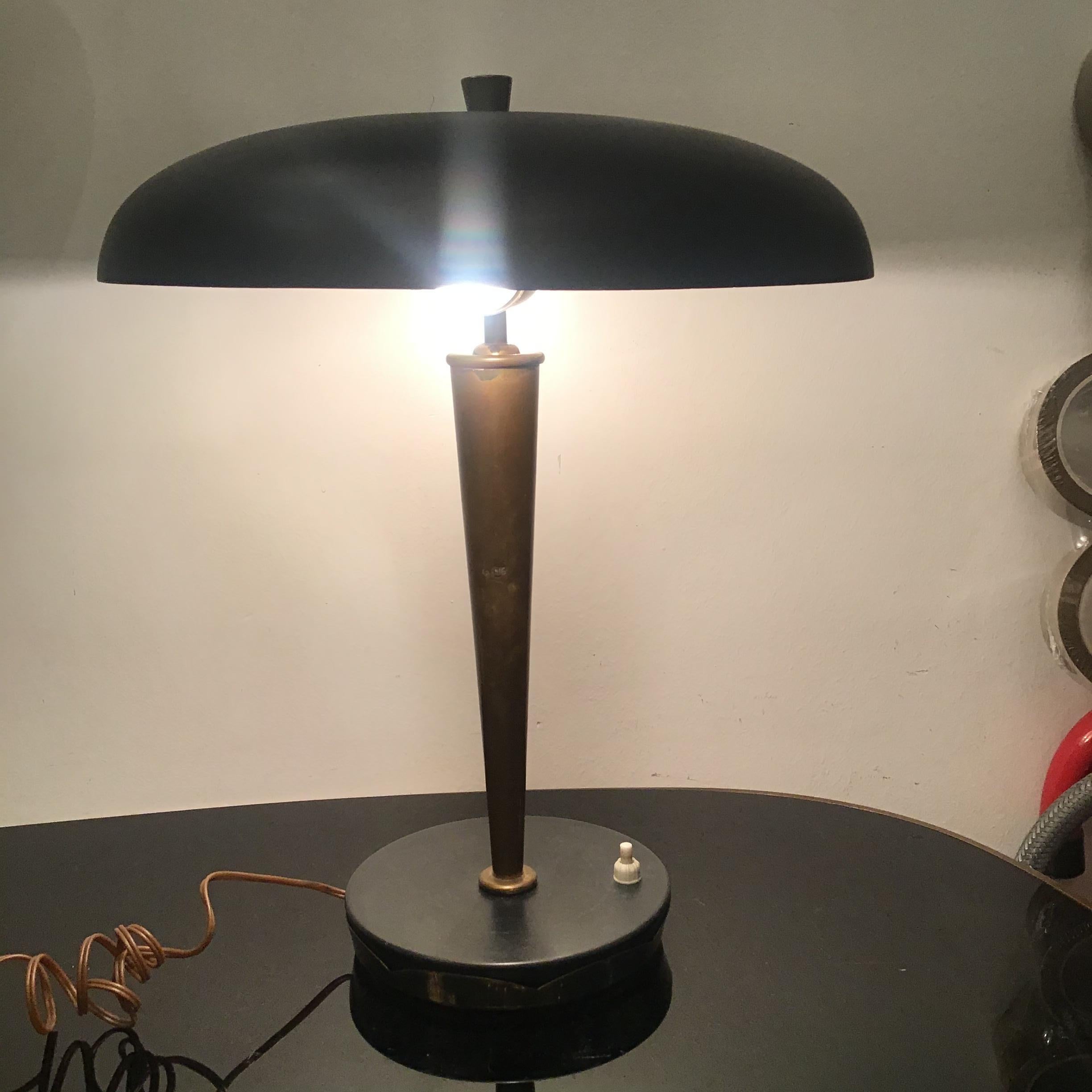 Milieu du XXe siècle Lampe de bureau Stilnovo en laiton et métal, Italie, 1950 en vente