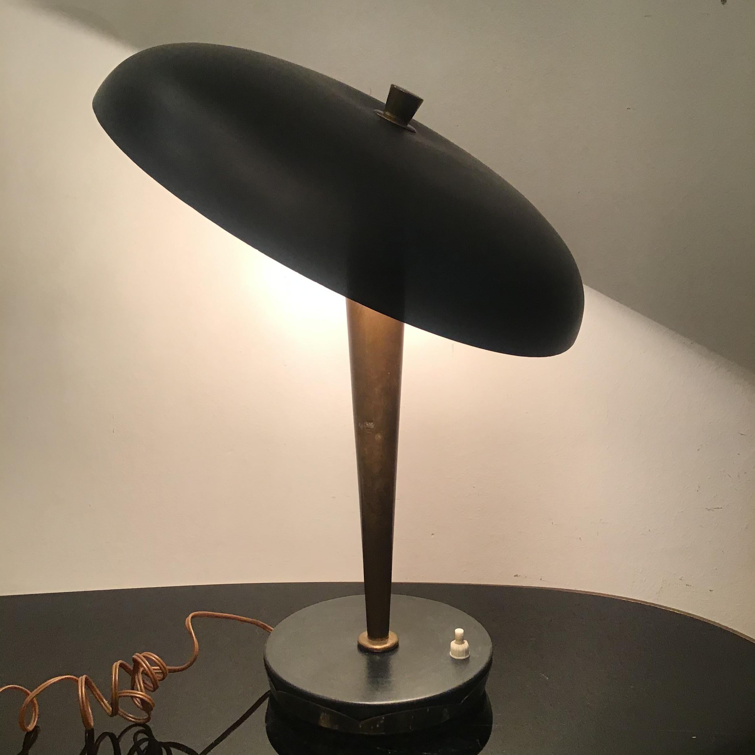 Lampe de bureau Stilnovo en laiton et métal, Italie, 1950 en vente 1