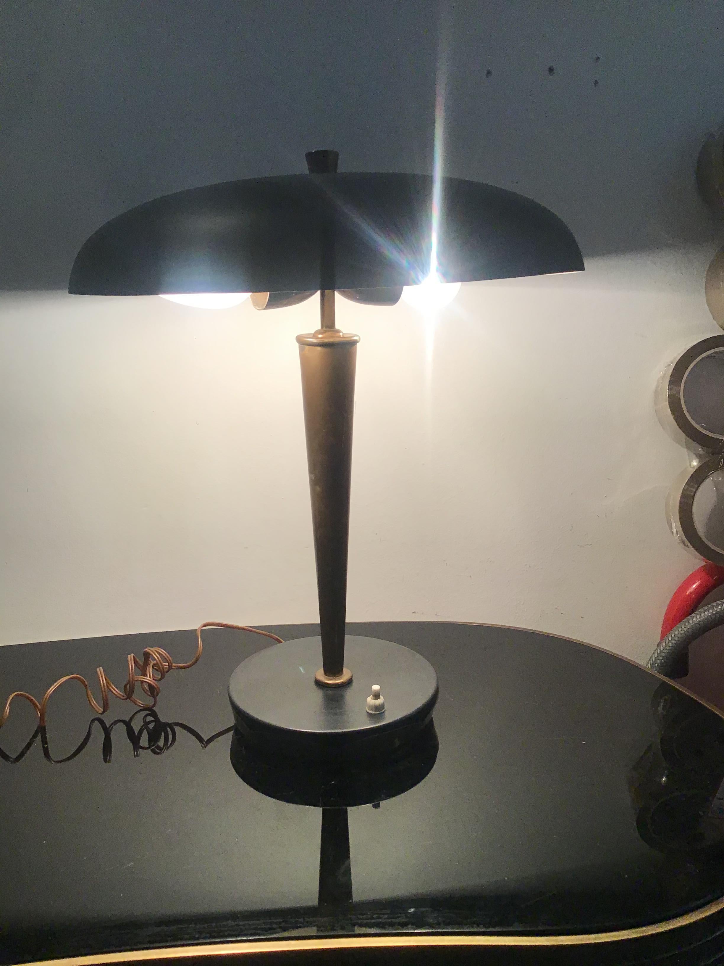 Lampe de bureau Stilnovo en laiton et métal, Italie, 1950 en vente 2