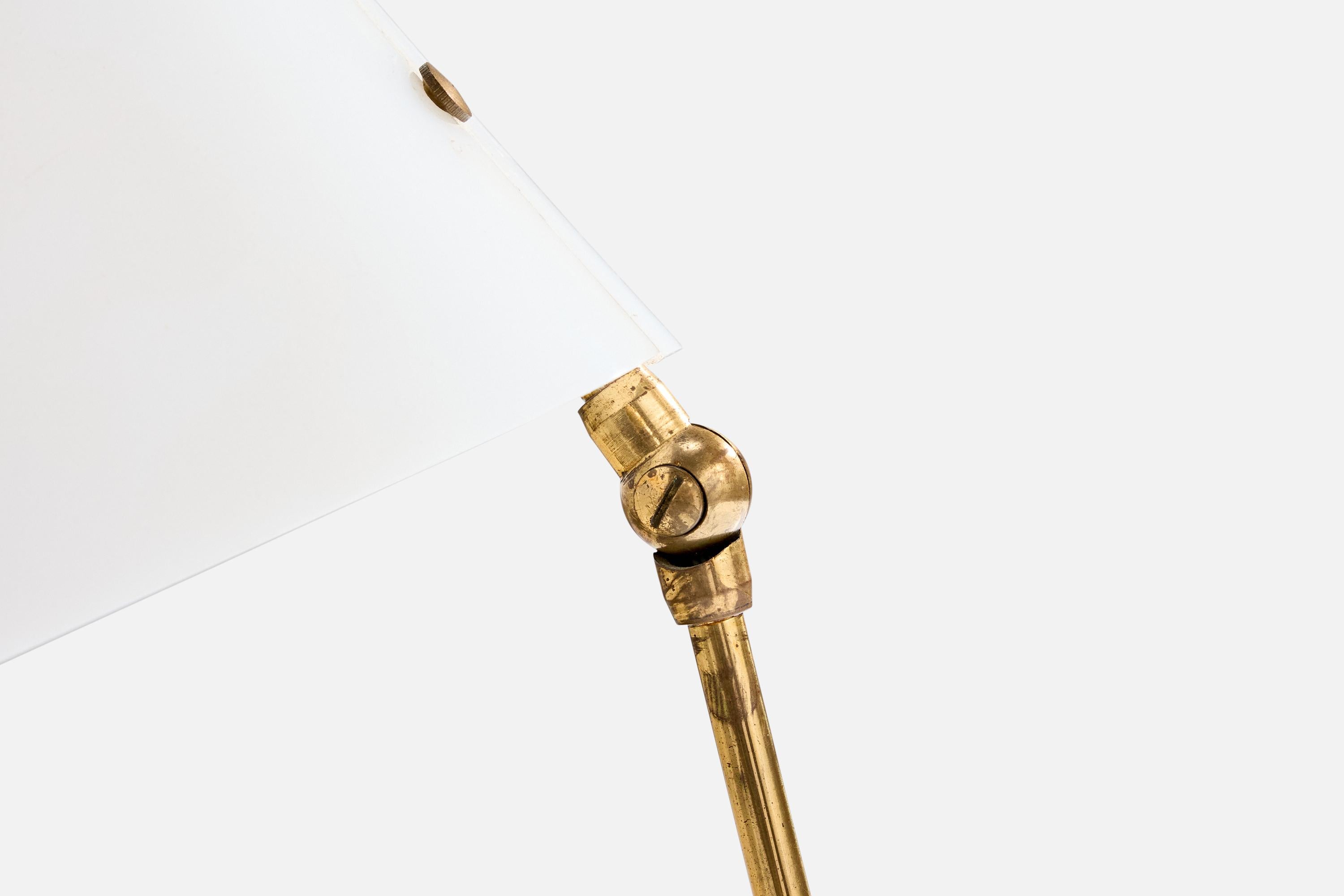Milieu du XXe siècle Stilnovo, lampe de table, laiton, métal, acrylique, Italie, années 1960 en vente