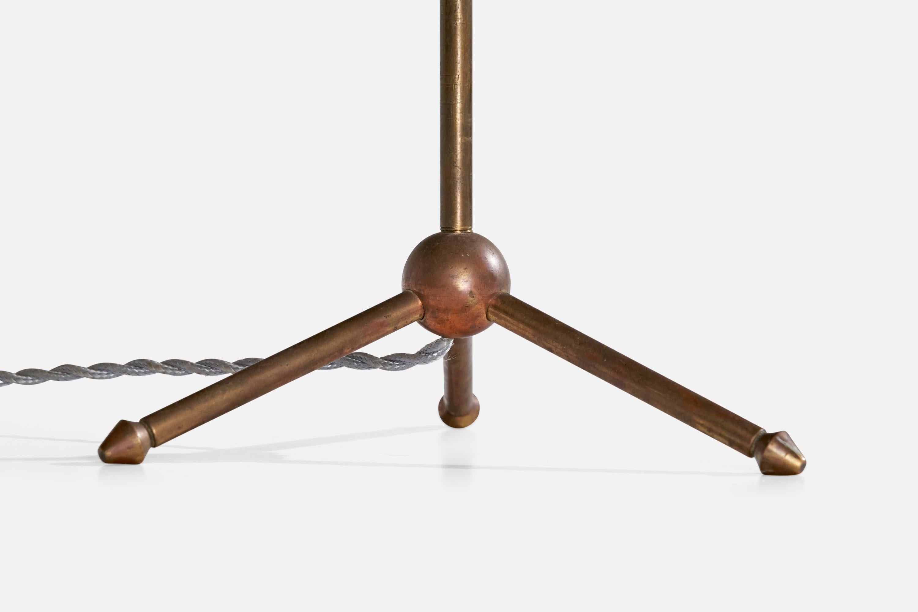 Metà XX secolo Stilnovo, Lampada da tavolo, Ottone, metallo, alluminio, Italia, anni '60 in vendita