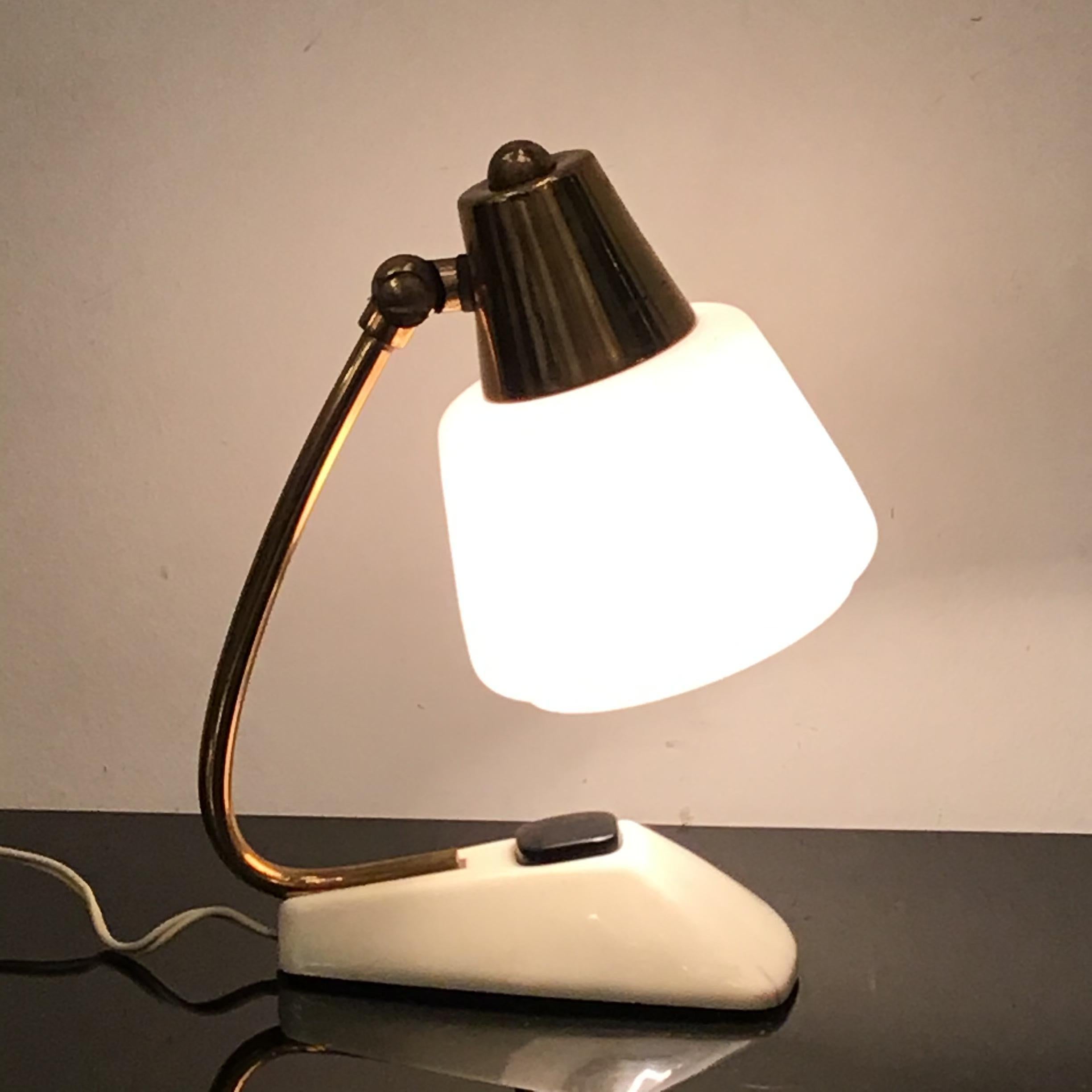 Lampe de bureau Stilnovo en laiton et verre opalin, 1950, Italie  en vente 5