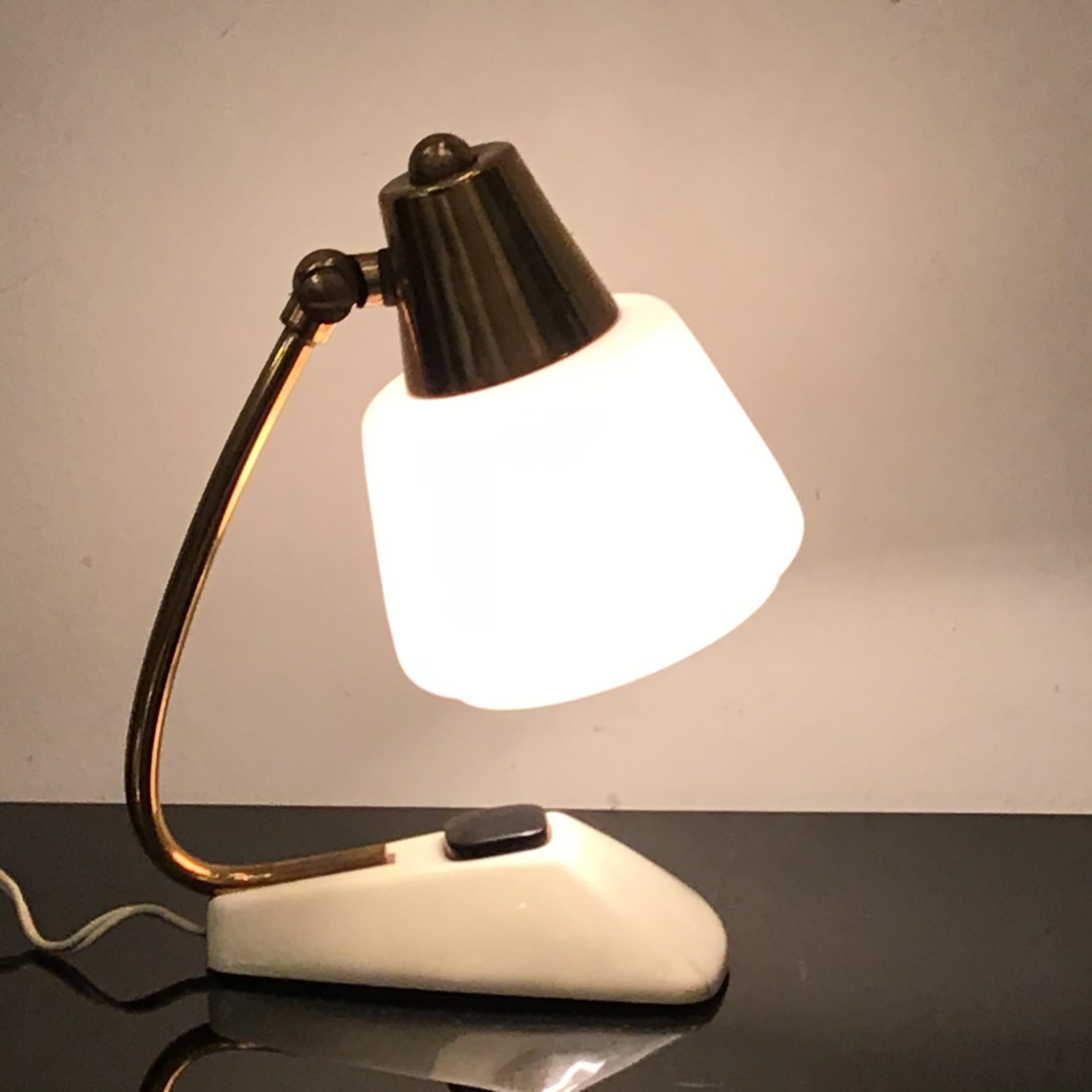 Lampe de bureau Stilnovo en laiton et verre opalin, 1950, Italie  en vente 7