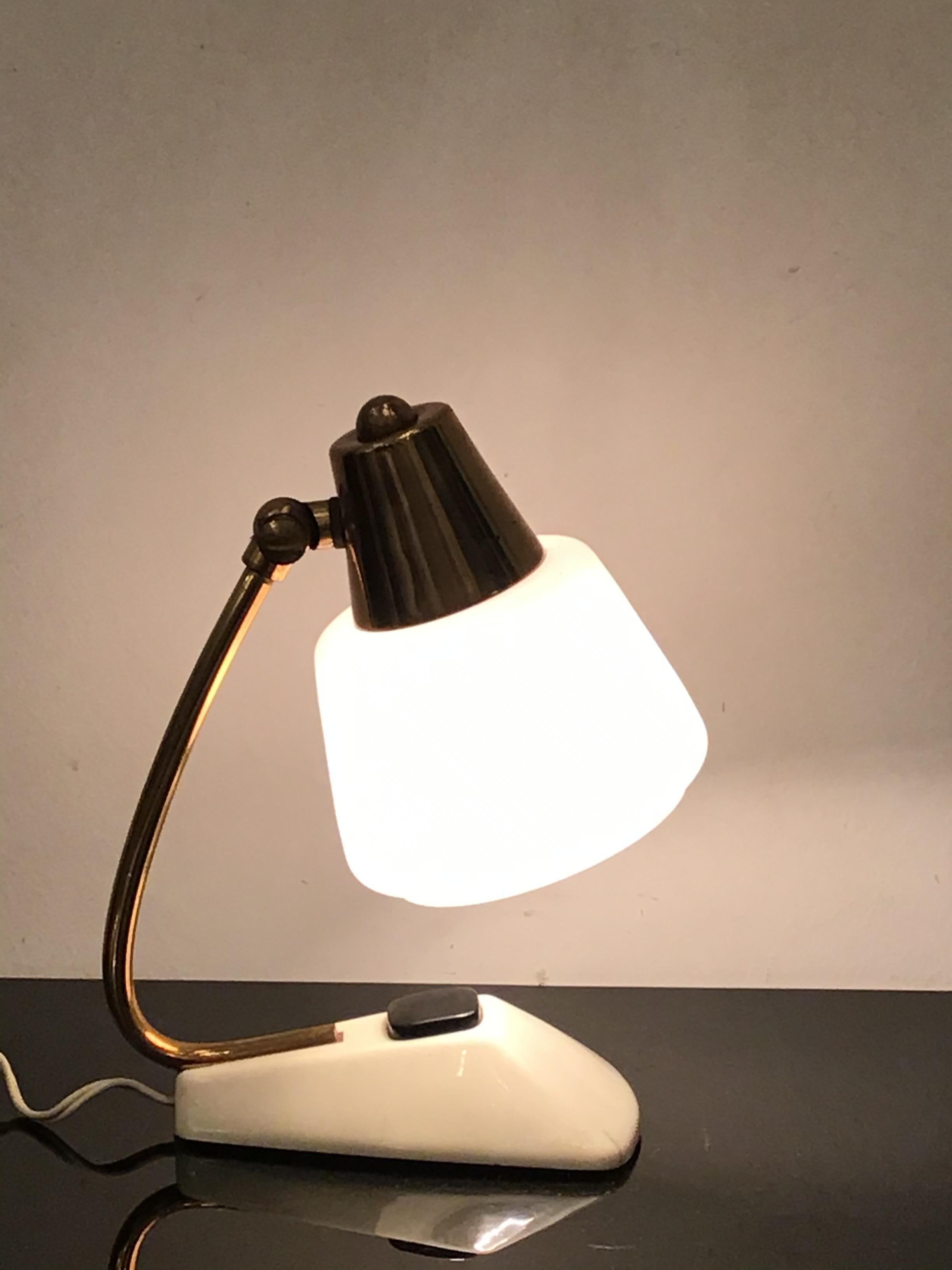 Lampe de bureau Stilnovo en laiton et verre opalin, 1950, Italie  en vente 8
