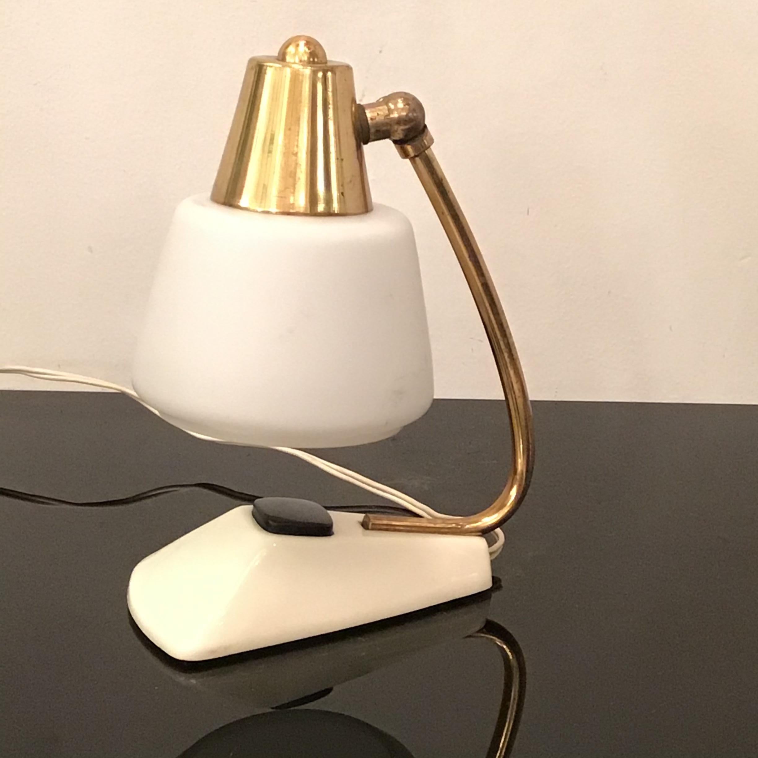 Lampe de bureau Stilnovo en laiton et verre opalin, 1950, Italie Excellent état - En vente à Milano, IT
