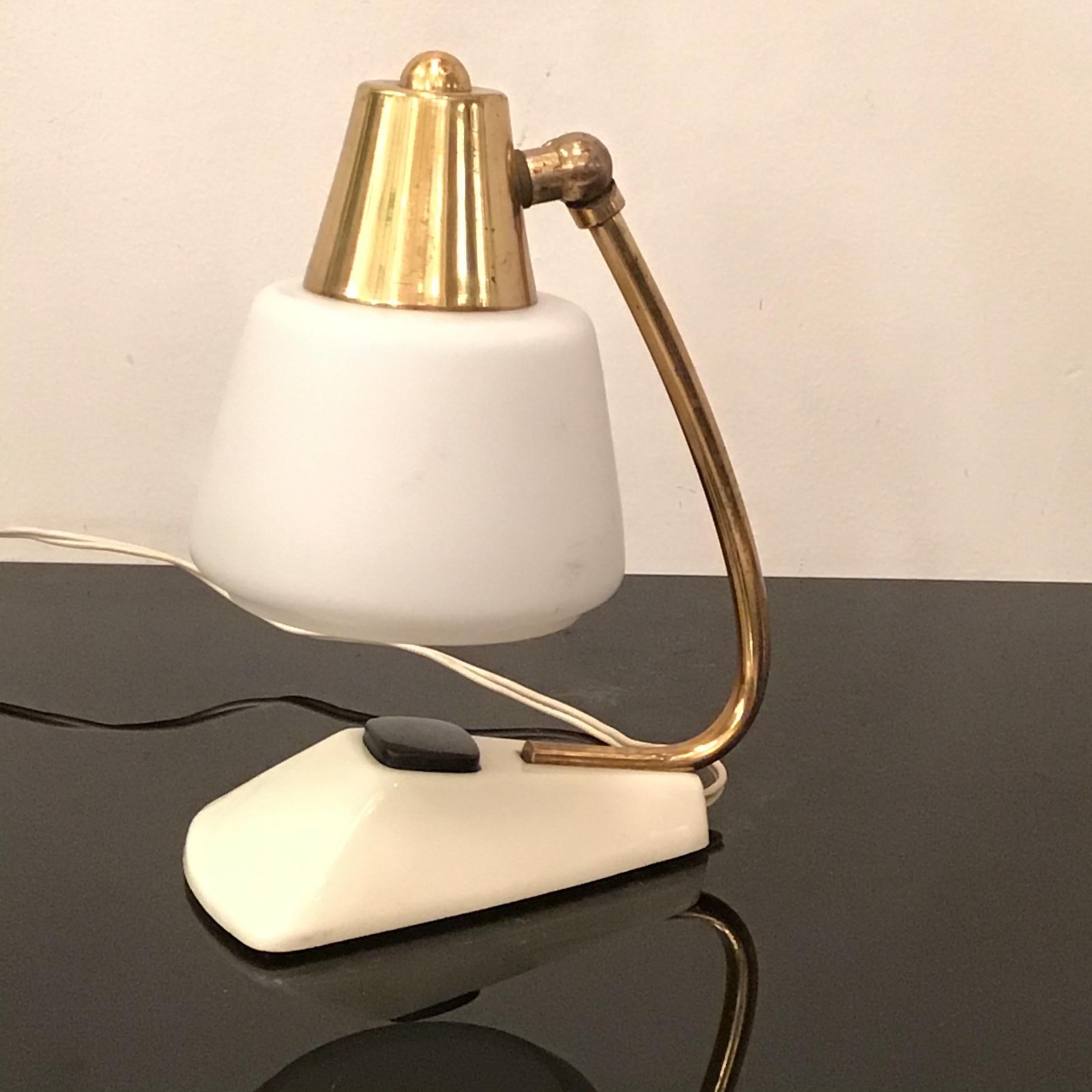 Lampe de bureau Stilnovo en laiton et verre opalin, 1950, Italie  Excellent état - En vente à Milano, IT